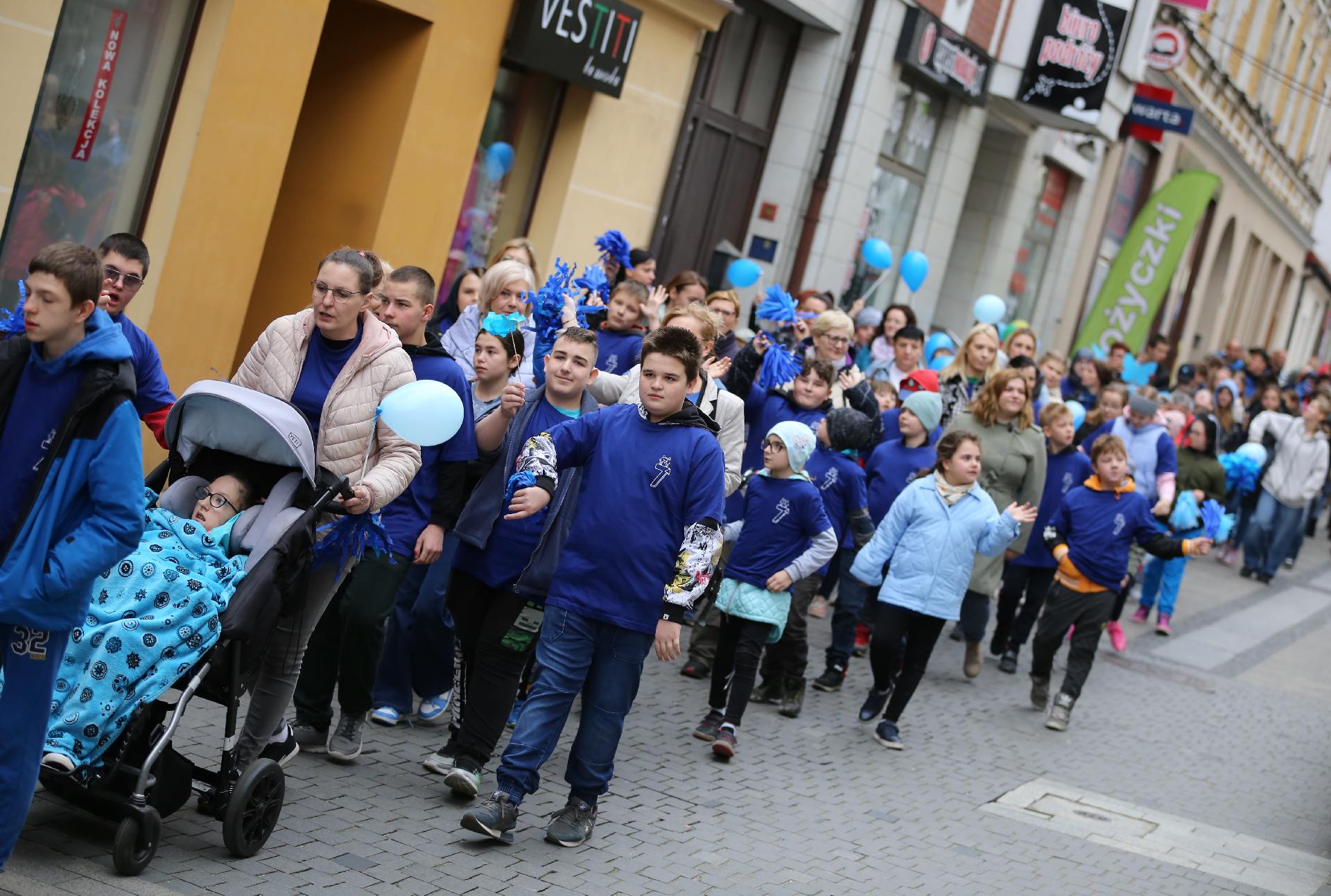 Obchody Dnia Świadomości Autyzmu w Rybniku rozpoczął niebieski marsz. Zdj. Wacław Troszka 