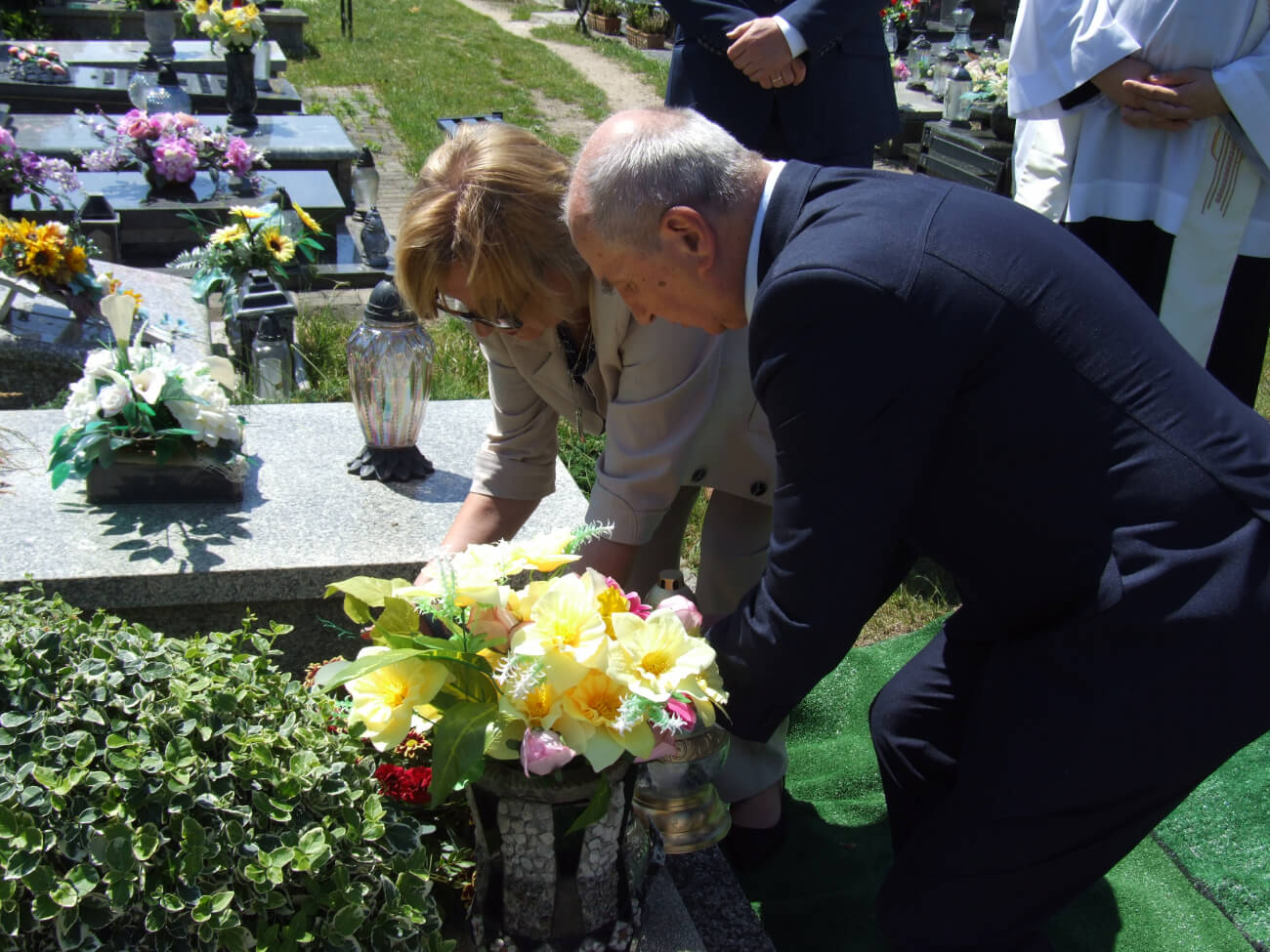 Po uroczystości rodzina złożyła kwiaty na grobie pielęgniarki. Zdj. Dominika