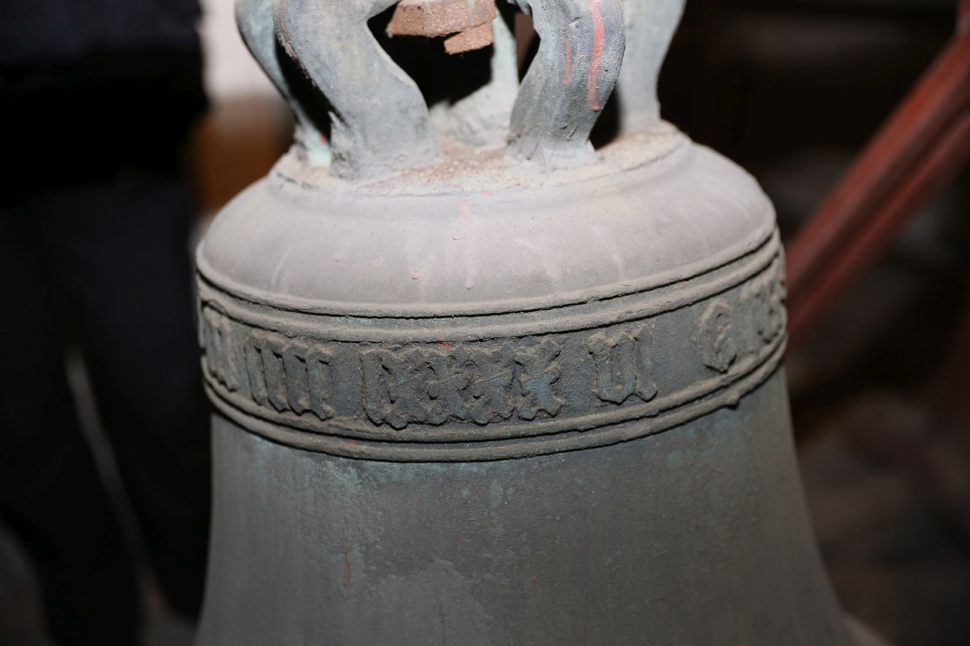 Rok odlania dzwonów zapisano w ich górnej części cyframi rzymskimi. Zdj. Wacław Troszka