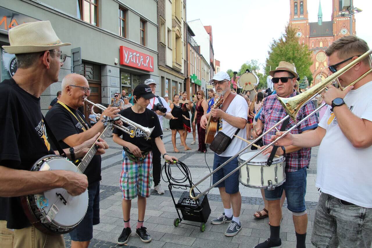 Grupa South Silesian Brass Band poprowadziła wczoraj paradę nowoorleańską, a niedawno na Międzynarodowym Festiwalu Jazzu Tradycyjnego w Iławie zdobyła główną nagrodę - Złotą Tarkę. Zdj. Sabina Horzela-Piskula