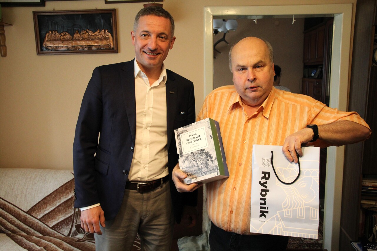 Prezydent miasta podarował kolekcjonerowi ze Smolnej książkę „Rybnik. Dzieje miasta i jego dzielnic”. Zdj. (S)