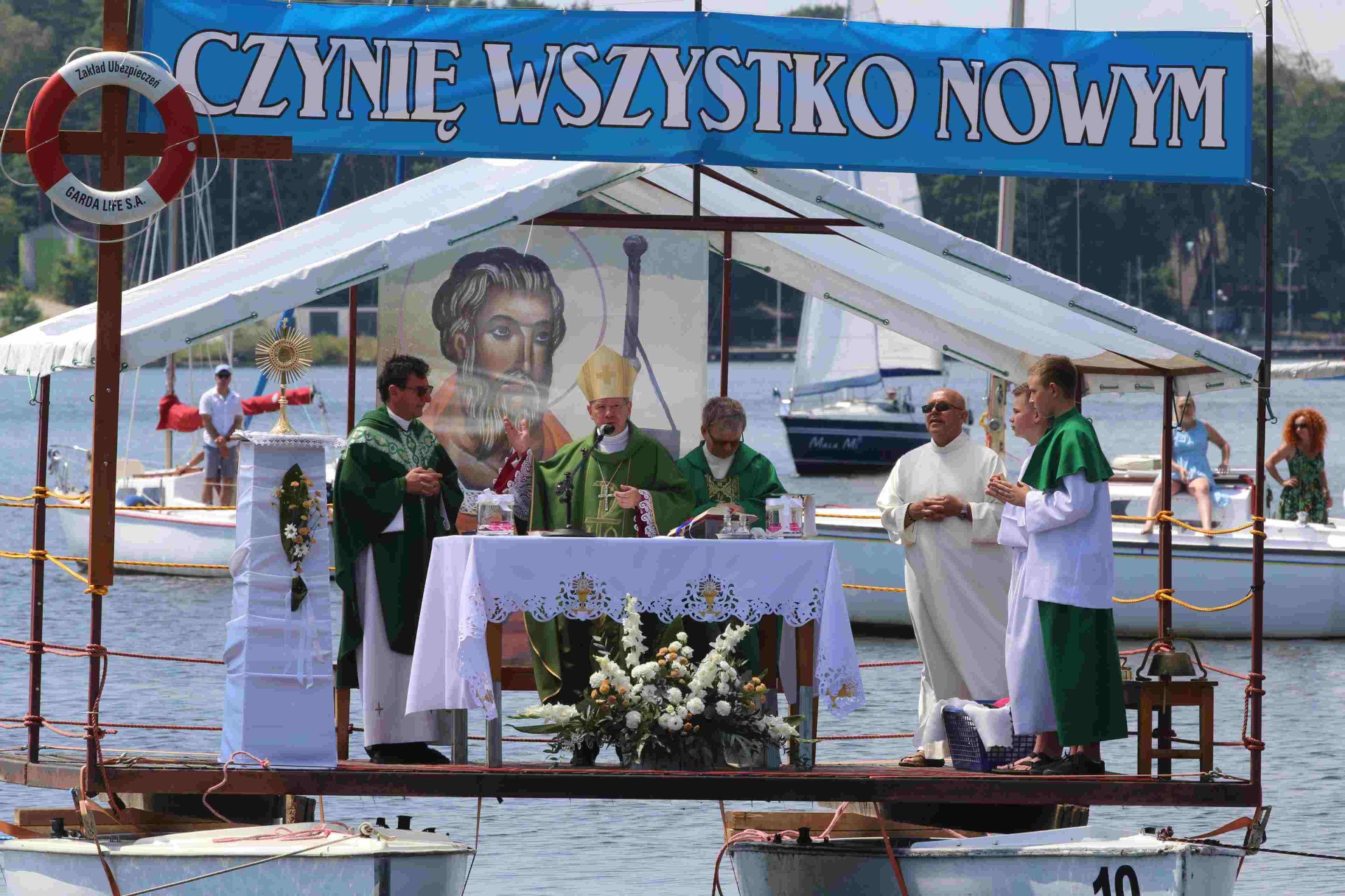 Dzisiejszej mszy sprawowanej przez trzech kapłanów przewodniczył ks. biskup Grzegorz Olszowski. Zdj. Wacław Troszka