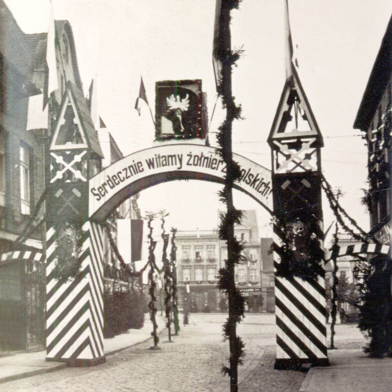 Brama powitalna ustawiona u wylotu ulicy Sobieskiego. Fotokopia Marek Szołtysek