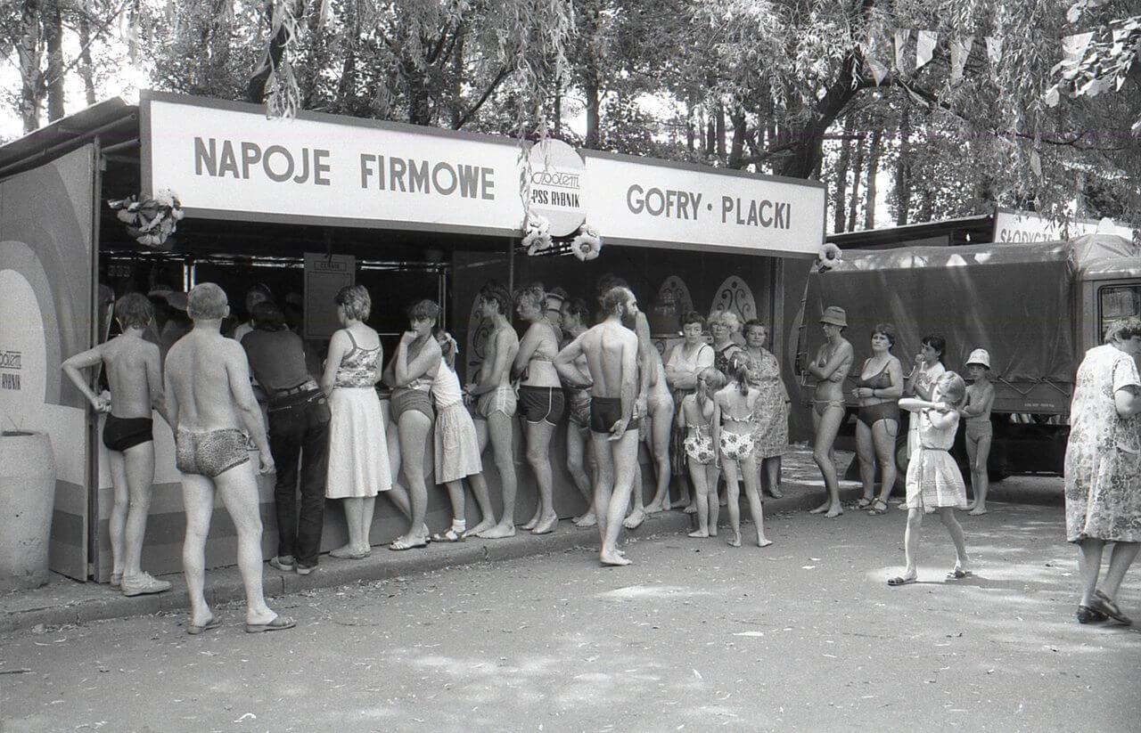 Za czym kolejka ta stoi? Uczestnicy festynu spółdzielczości na terenie Ośrodka Sportu i Rekreacji w Kamieniu z 1985 roku, pewnie jeszcze pamiętają ten dylemat: gofry czy placki?