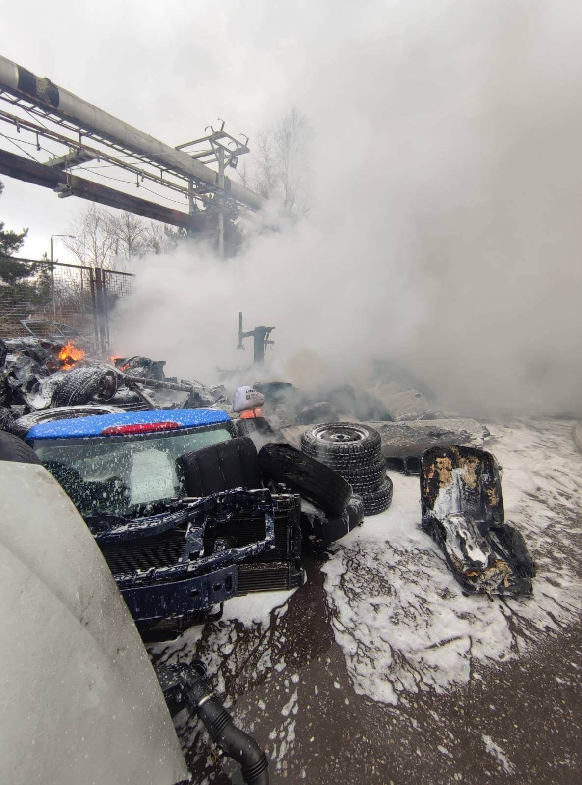 Pożar części rozpieranych samochodów w Czerwionce-Leszczynach. Zdj, PSP Rybnik