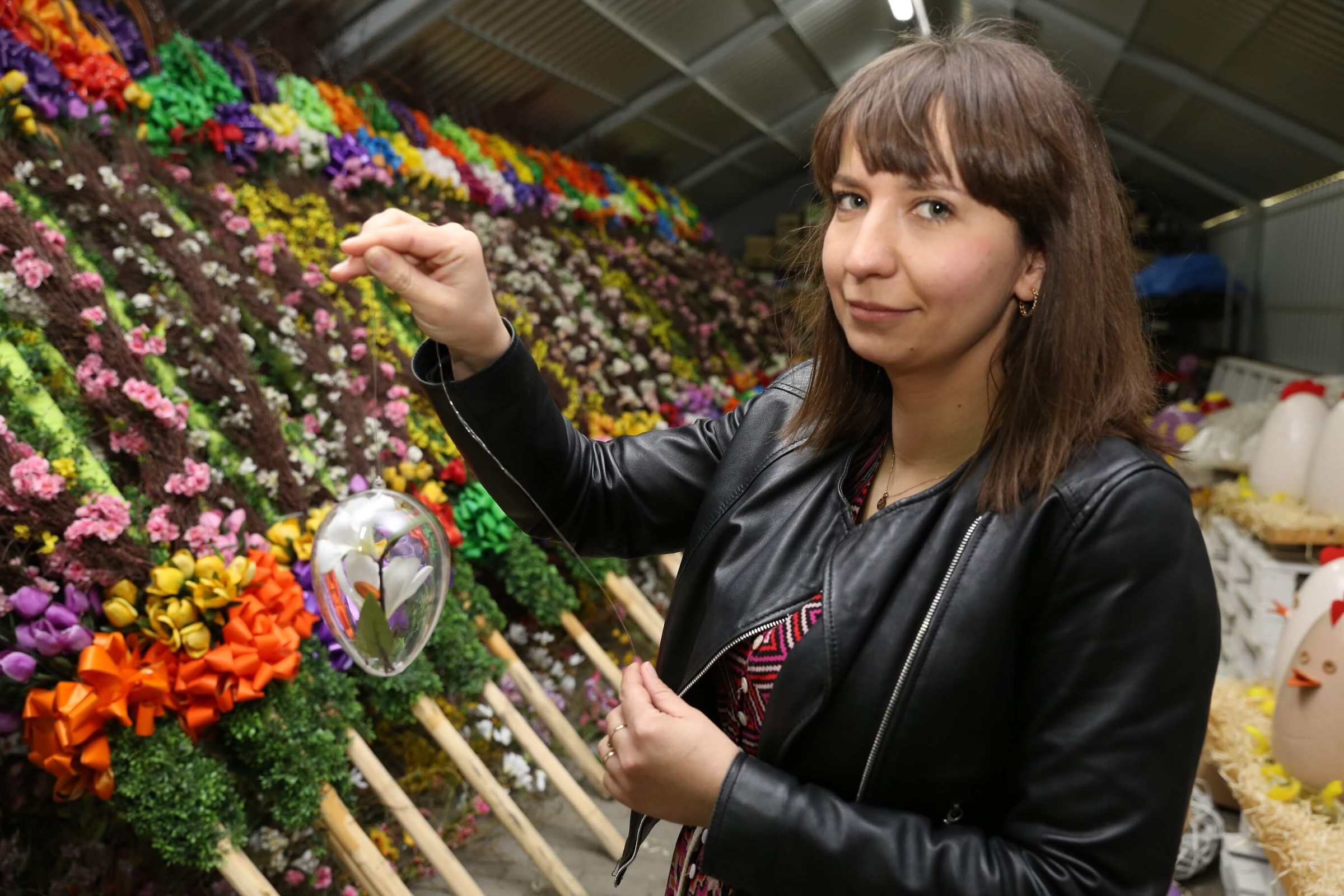 Katarzyna Wojaczek z Zarządu Zieleni Miejskiej prezentuje jajeczka, które wieszane są w tunelu świątecznym na rynku. Zdj. Wacław Troszka