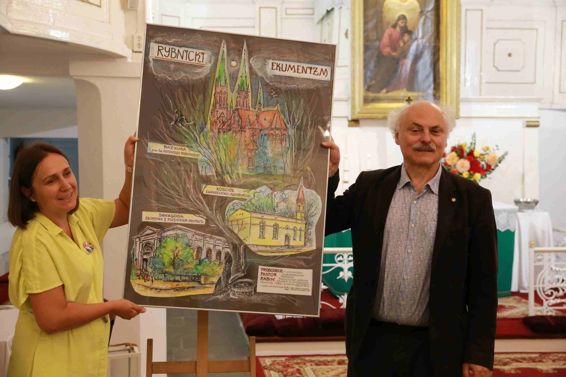 Dariusz Wantulok pokazał  zagranicznym gościom obraz rybniczanki Kazimiery Drewniok 