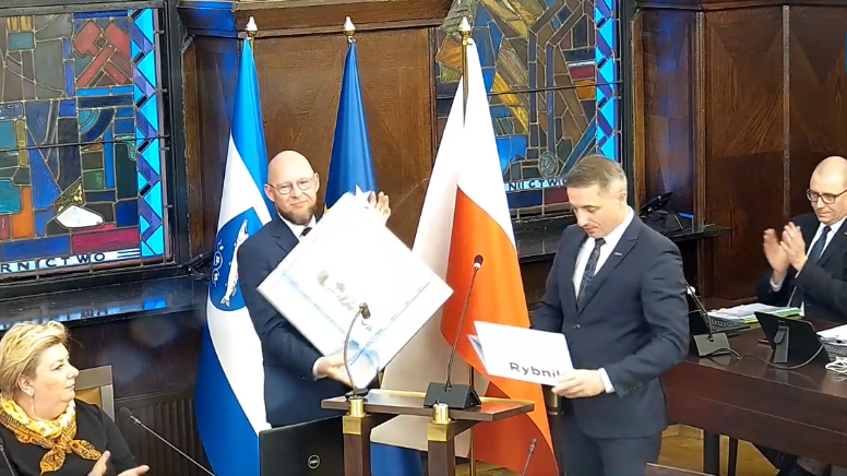 Prezydent Piotr Kuczera wręczył Piotrowi Masłowskiemu na pamiątkę wizerunek z Zabytkową Kopalnią Ignacy.