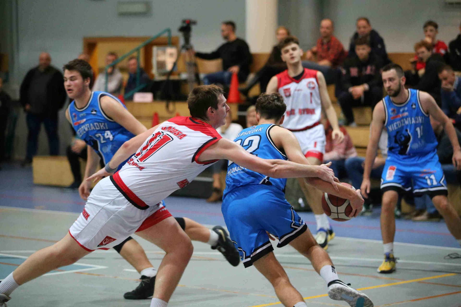 W dziewiątym meczu sezonu koszykarze MKKS-u Rybnik dość łatwo pokonali drugą drużynę Niedźwiadków Przemyśl. Zdj. Wacław Troszka