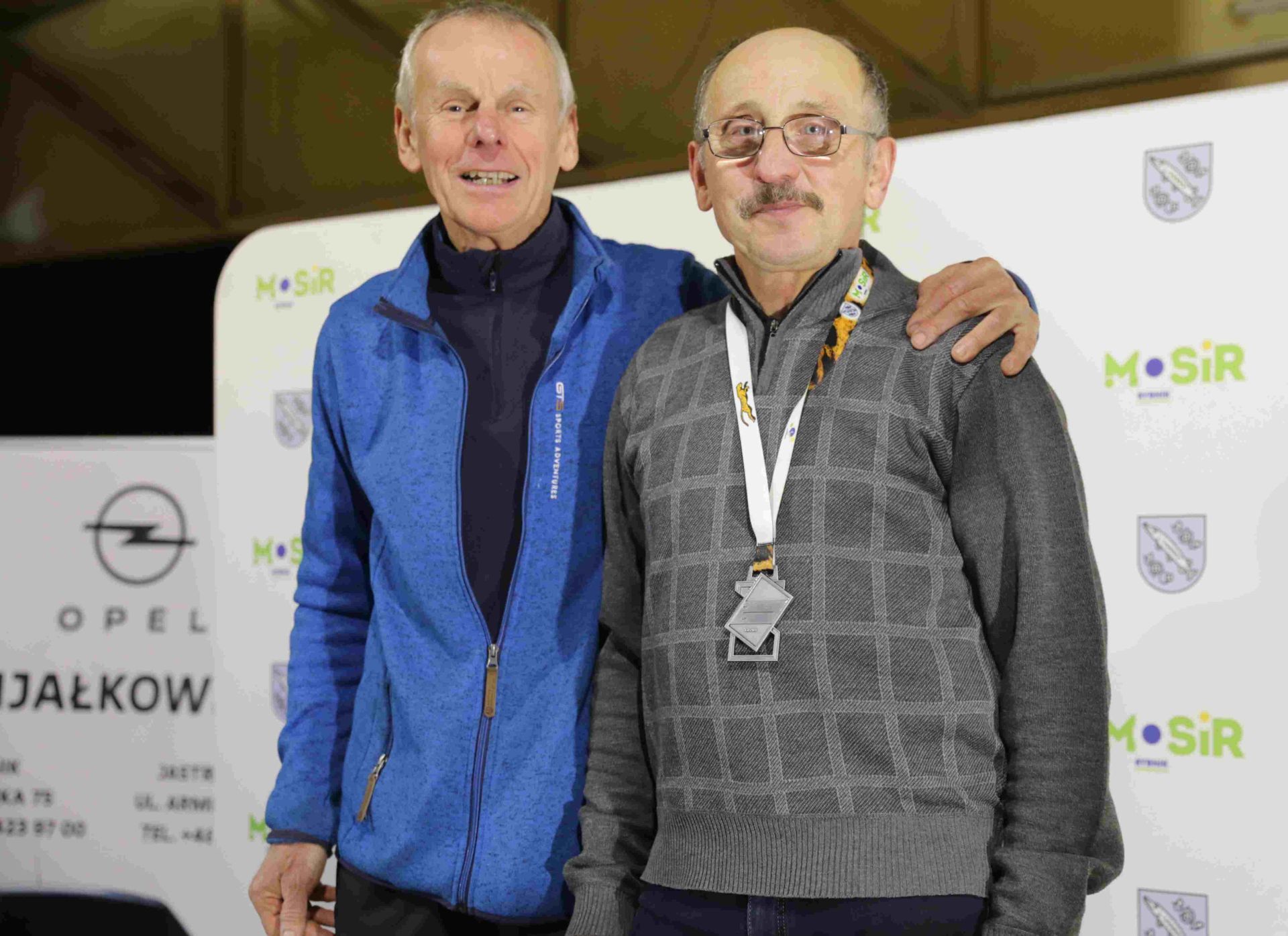 Dwaj 66-latkowie Andrzej Siwczyk i Czesław Pelc - tylko oni wzięli udział we wszystkich 19 Biegach Barbórkowych. Zdj. Wacław Troszka