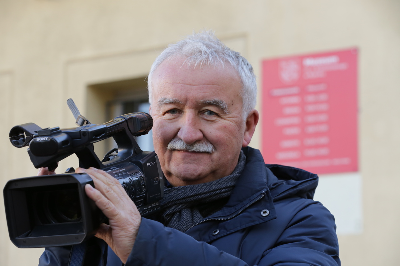 Janusz Rzymanek - filmowiec, dokumentalista, dziennikarz, fotograf - zaangażowany  w przeróżne działania na terenie miasta stanowi przykład człowieka  instytucji, który dla miasta jest ambasadorem życia kulturalnego, powiązanego  z działaniami edukacyjnymi. Zdj. Wacław Troszka