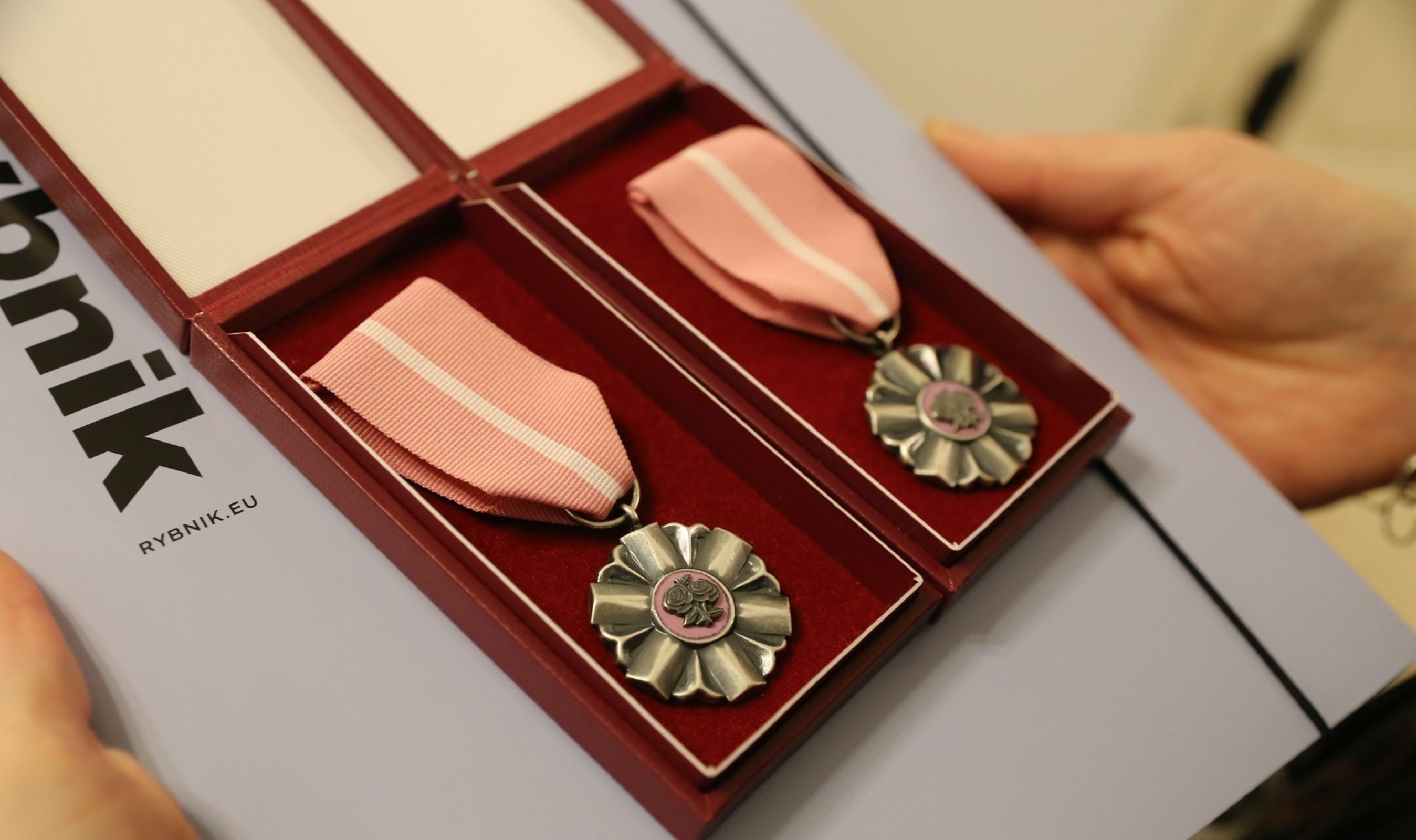 Medale wręczane parom świętującym Złote Gody, czyli 50-lecie małżeństwa. Zdj. Wacław Troszka