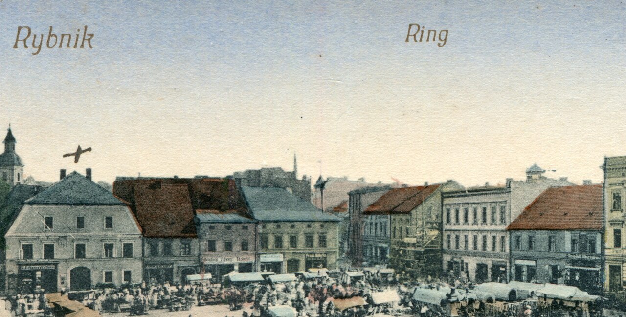 Fragment pocztówki z 1909 r. z widoczną przebudową rynkowej kamienicy Emila Pragera (z kolekcji Bernarda Simona)