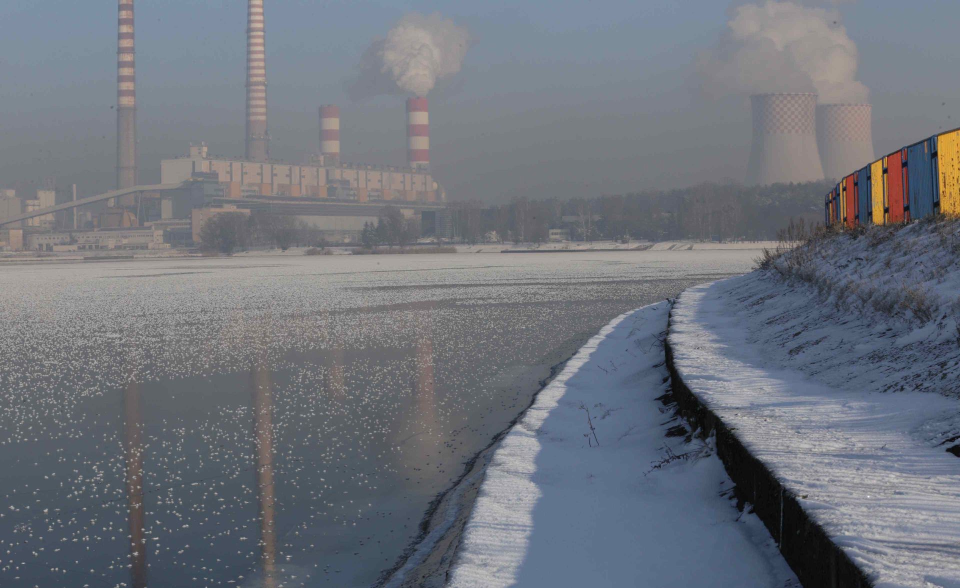 Tak dzisiaj przed południem wyglądał skuty lodem Zalew Rybnicki. Zdj. Wacław Troszka