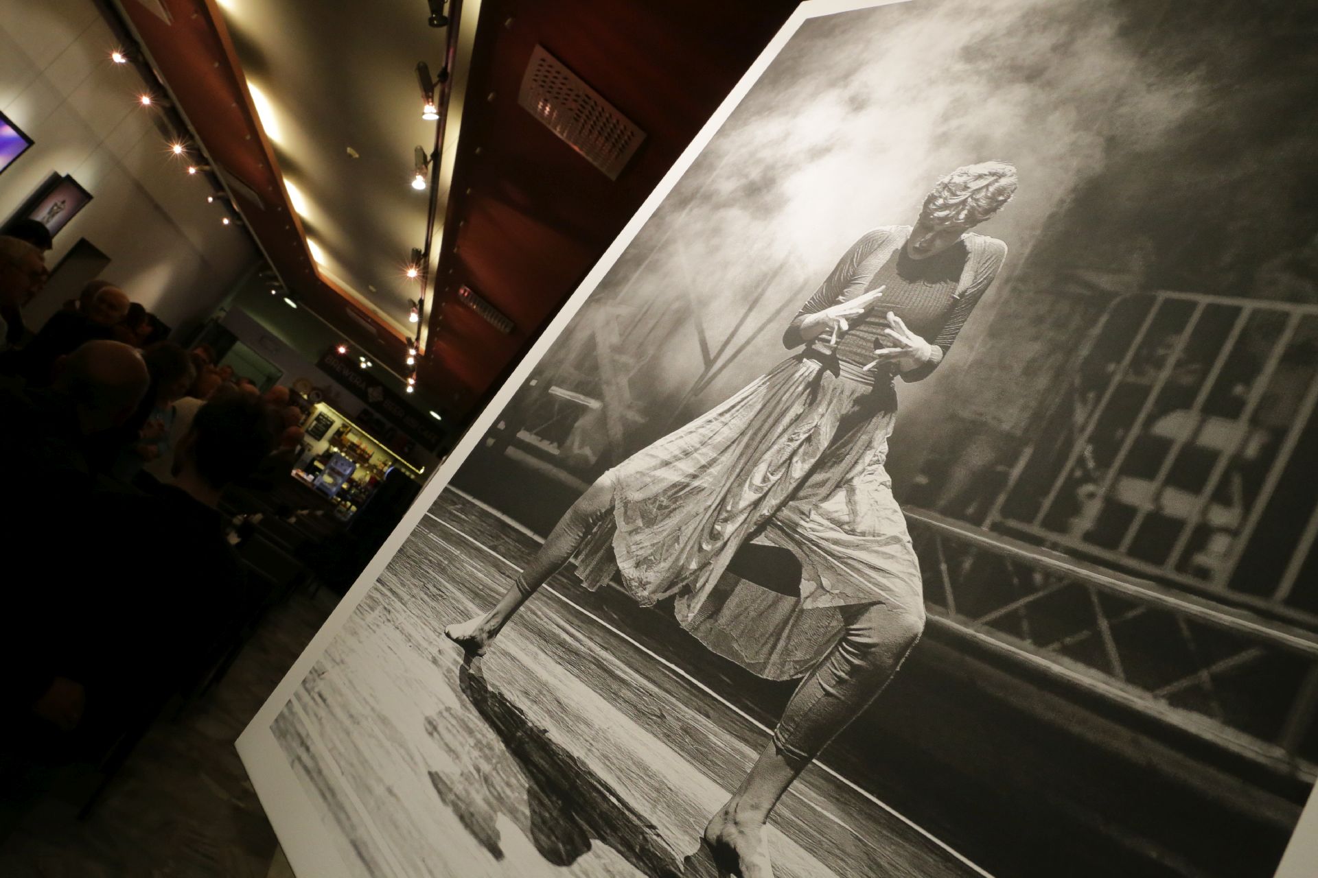 Drugą część wystawy, prezentowaną w teatralnej kawiarence tworzą fotografie tancerek i tancerzy wykonane przez Janusza Jurcimierskiego w czasie ich scenicznych występów. Zdj. Wacław Troszka