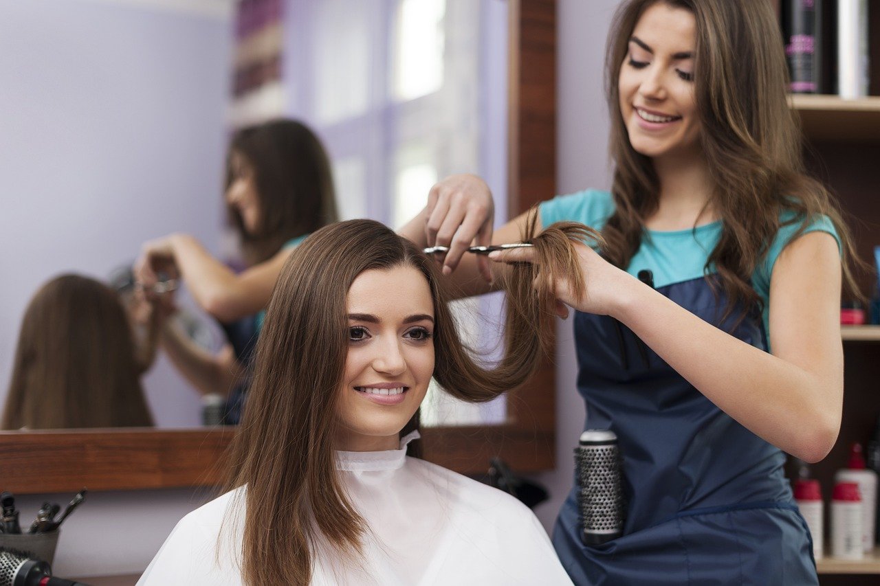 Masz długie włosy i myślisz o ich obcięciu? Pomyśl czy nie oddać ich na peruki dla kobiet po chemioterapii. Zdj. ilustracyjne Pixabay