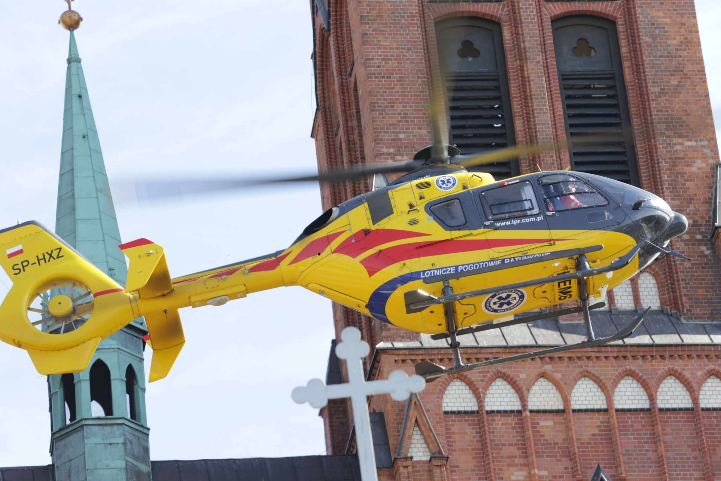 Helikopter LPR lądował na placu kościelnym. Zdj. Wacław Troszka