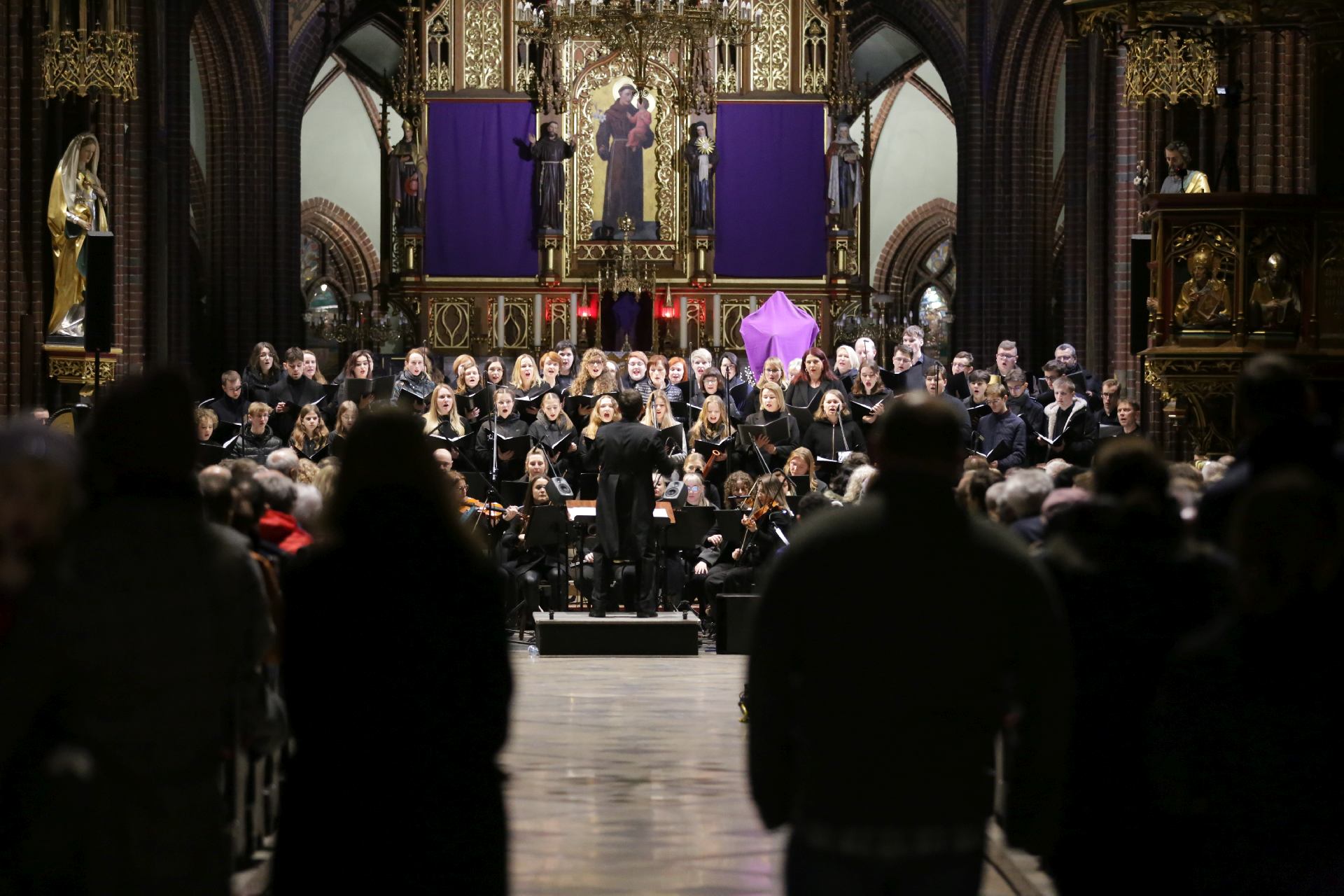 Koncert pasyjny w bazylice św. Antoniego odbył się wwieczór poprzedzający Niedzielę Palmową. Zdj. Wacław Troszka