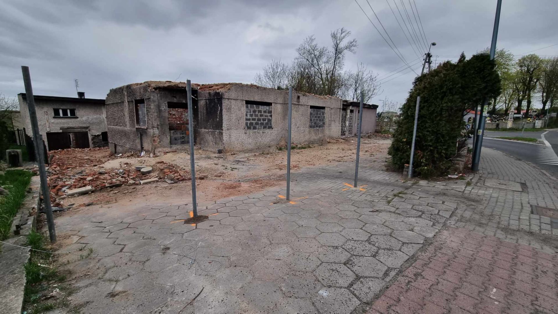 Częściowo rozebrany budynek i gruzowisko szpeciło centrum Boguszowic Starych