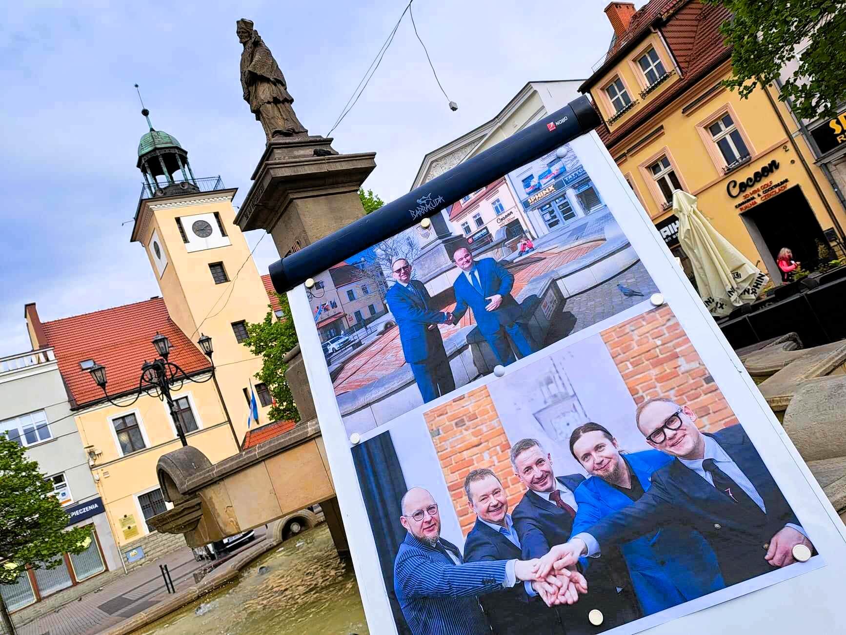 Podczas briefingu zestawiono dwa zdjęcia. Na jednym Andrzej Sączek i Roman Fritz, a na drugiej fotografii Piotr Kuczera w otoczeniu przedstawicieli koalicji 15 października. 