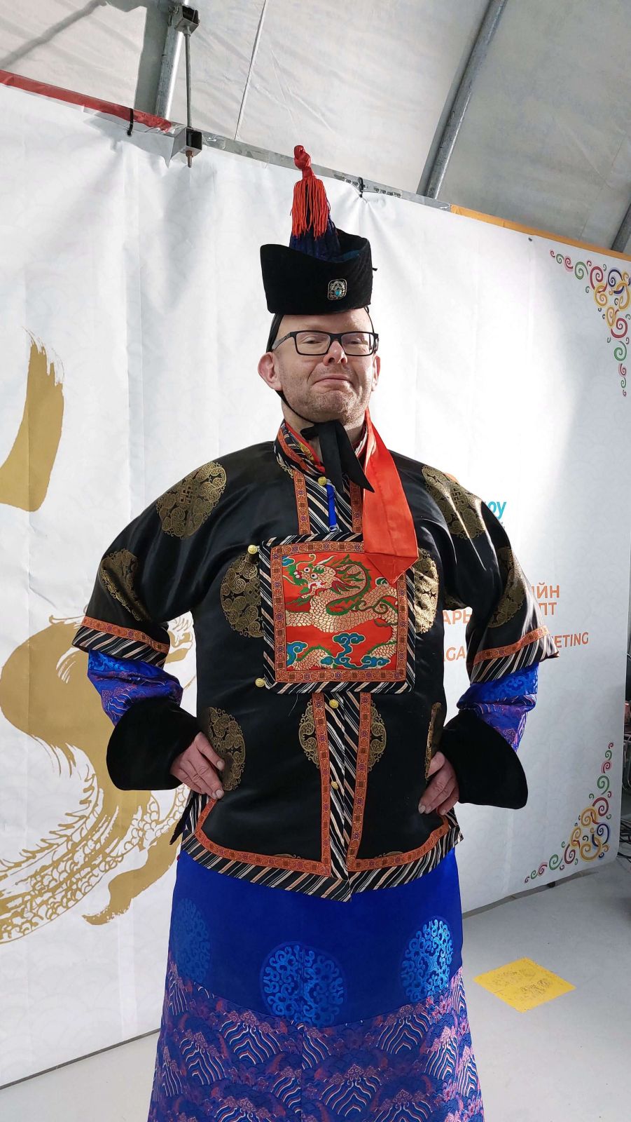 Aleksander Szojer w tradycyjnym stroju mongolskim