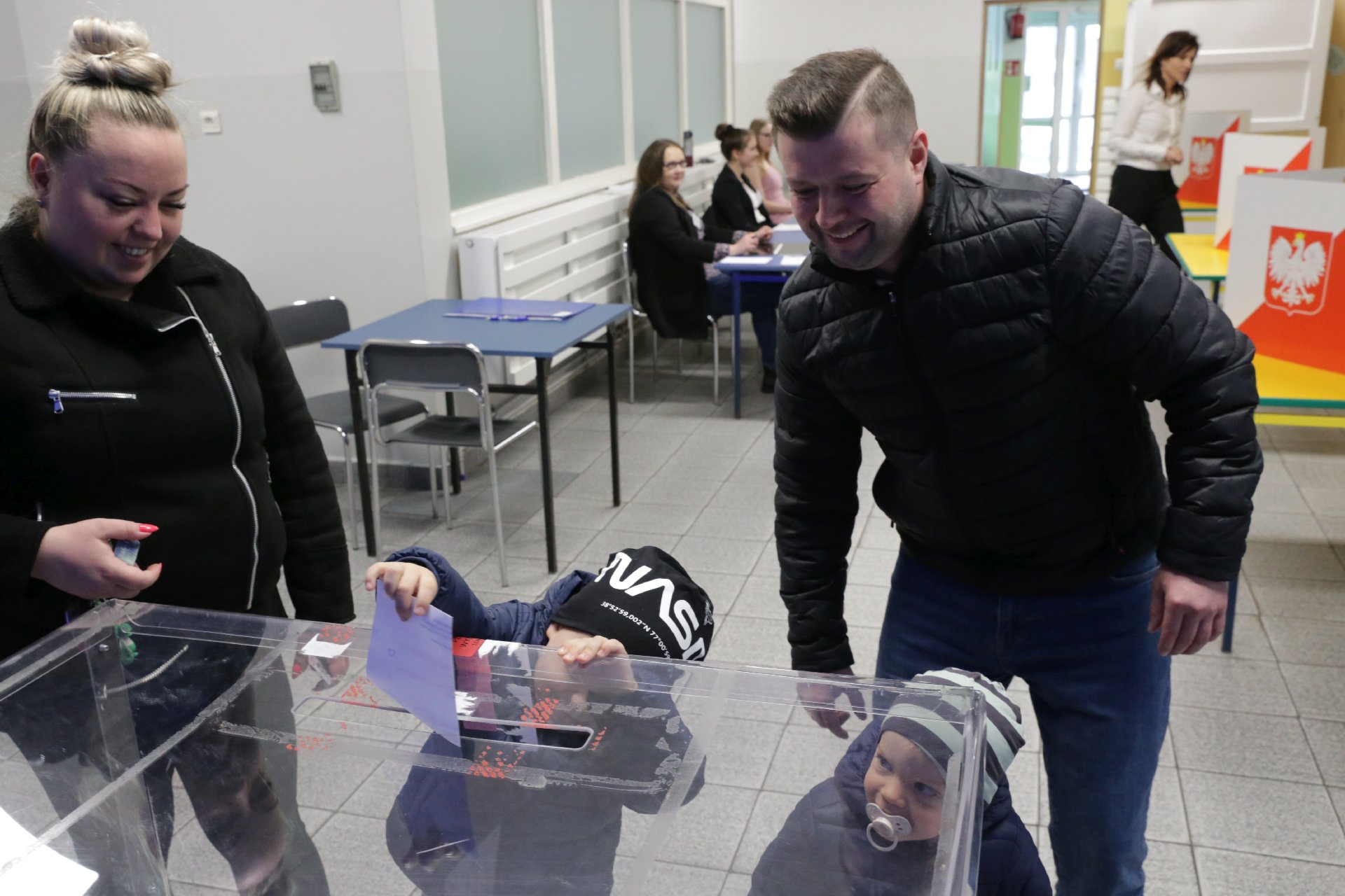 W południe w Golejowie głosowali mieszkający w Grabowni Alicja i Edgar Koberowie, którzy w lokalu wyborczym zjawili się ze swymi pociechami, przyszłymi wyborcami 4-letnim Karolem i 2-letnim Oskarem. Zdj. Wacław Troszka