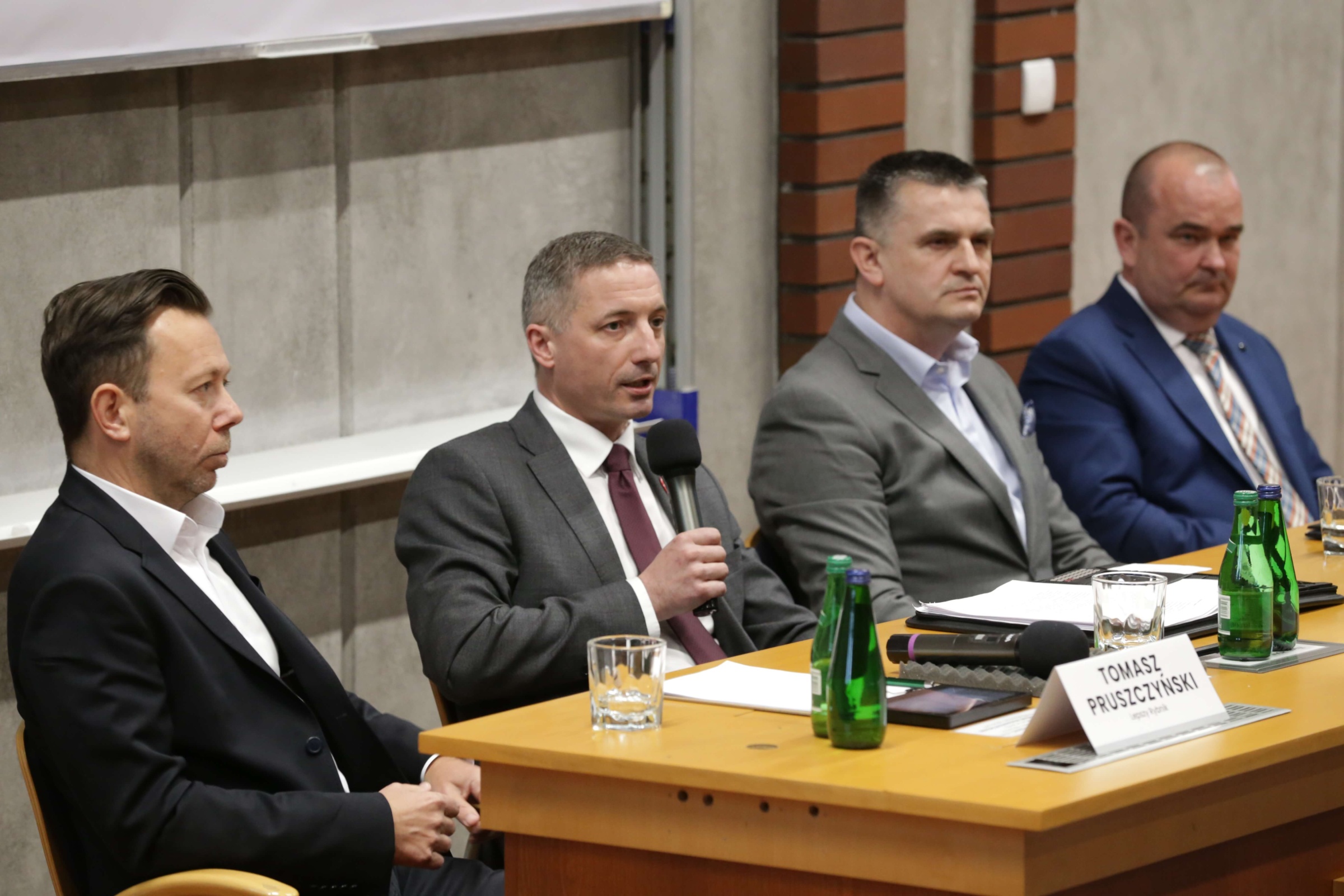 Na pytania dziennikarzy odpowiadali kandydaci na prezydenta Rybnika. Zdj. Wacław Troszka