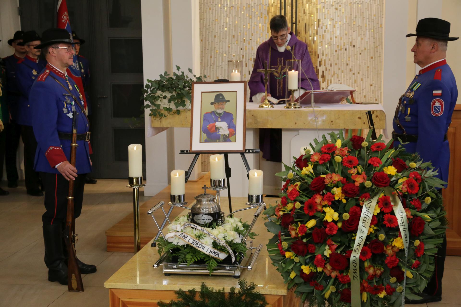 Msza pogrzebowa odbyła się w kaplicy cmentarza komunalnego przy ul.Rudzkiej. Zdj. Wacław Troszka