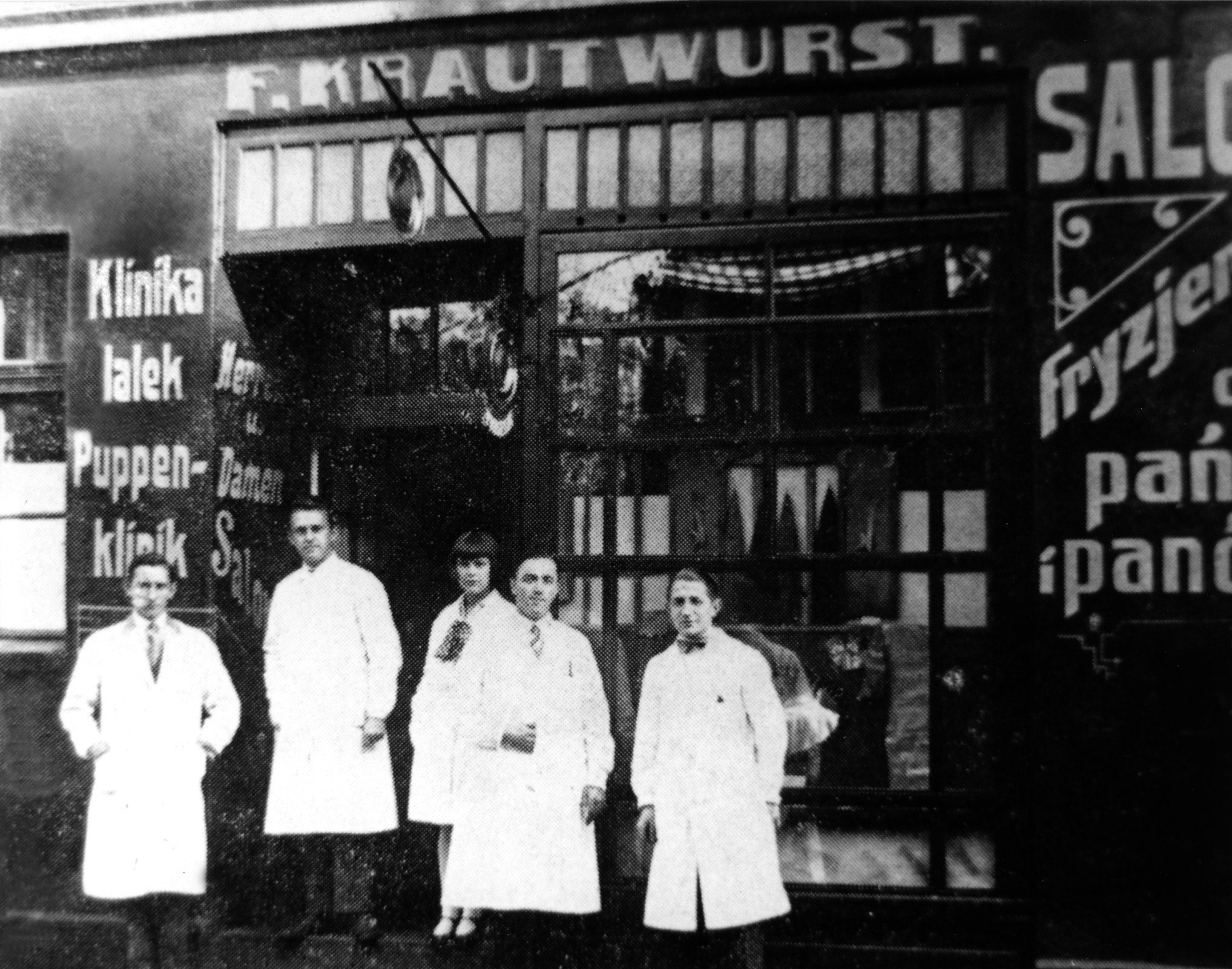 Lekarze lalek z „Kliniki lalek” w Rybniku. Gryjta stoi w środku a Edi po jej prawej stronie. Unikalne zdjęcie z około 1935 roku