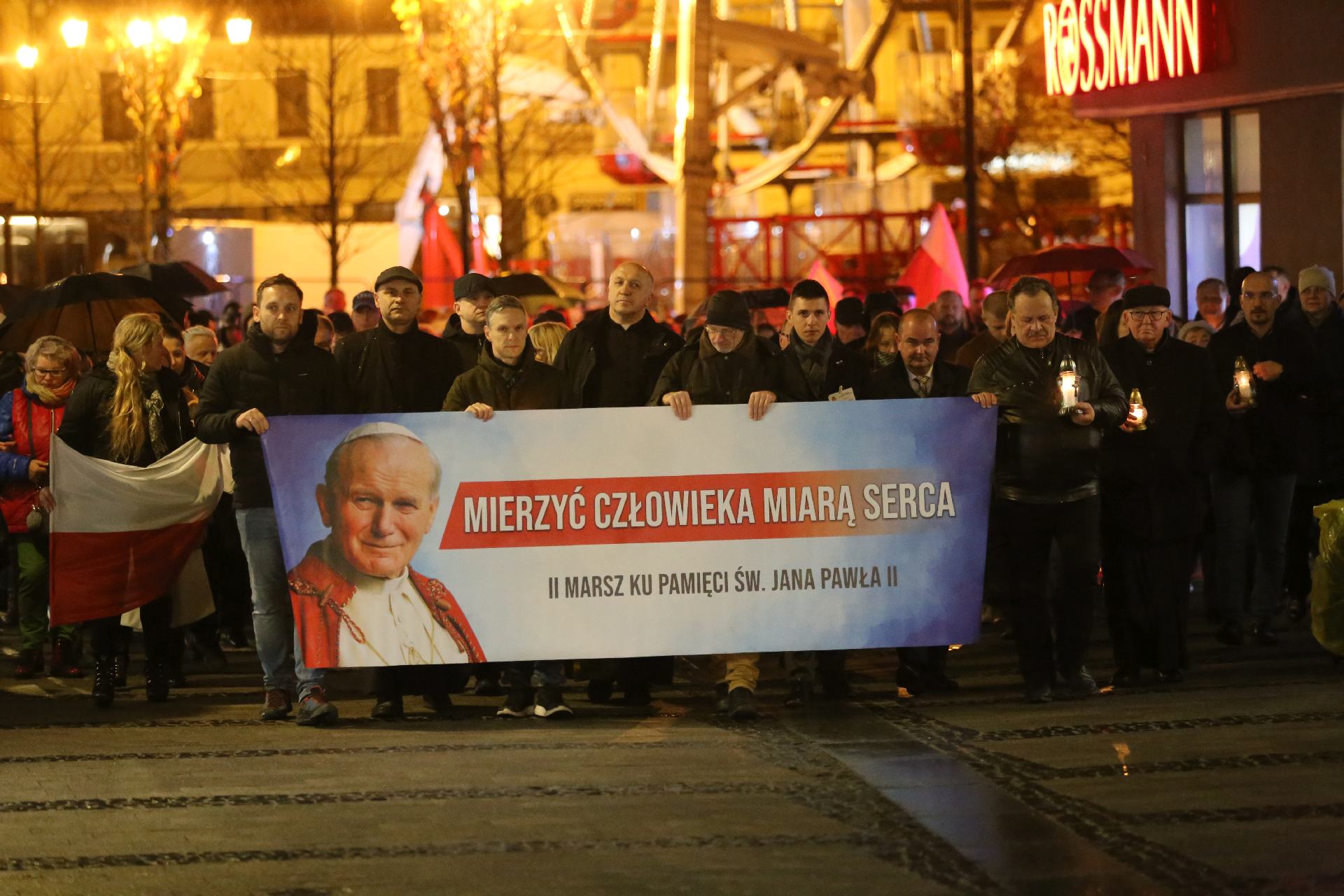 Uczestnicy marszu ku pamięci św. Jana Pawła II o godz.21wyruszyli z rybnickiego rynku. Zdj. Wacław Troszka 