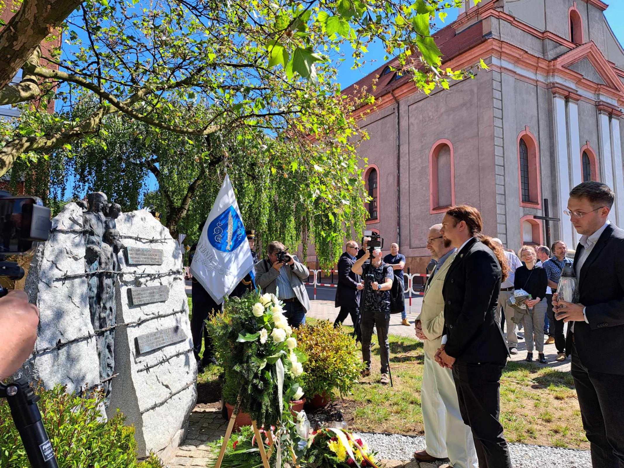 Łukasz Kohut i Józef Porwoł składający kwiaty pod pomnikiem. Zdj. Aleksander Król