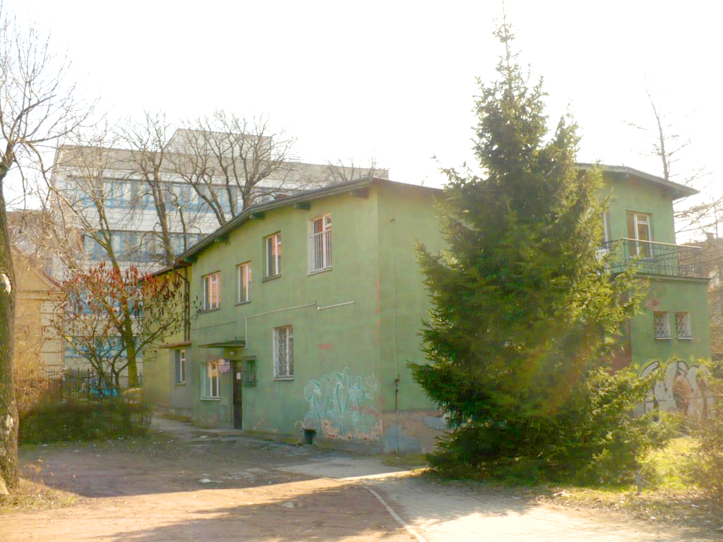 Nieistniejący zielony budynek dawnej przychodni przy Hallera przed wojną należał właśnie do tego zakładu.