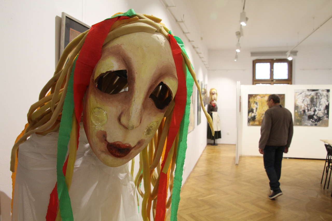 W muzeum można zwiedzać wystawę "Strach ma wielkie oczy", na której opócz obrazów 9 twórców można oglądać maski, wypożyczyone przez rybnickie stowarzyszenie „Izart” Izabeli Karwot. Zdj. Sabina Horzela-Piskula