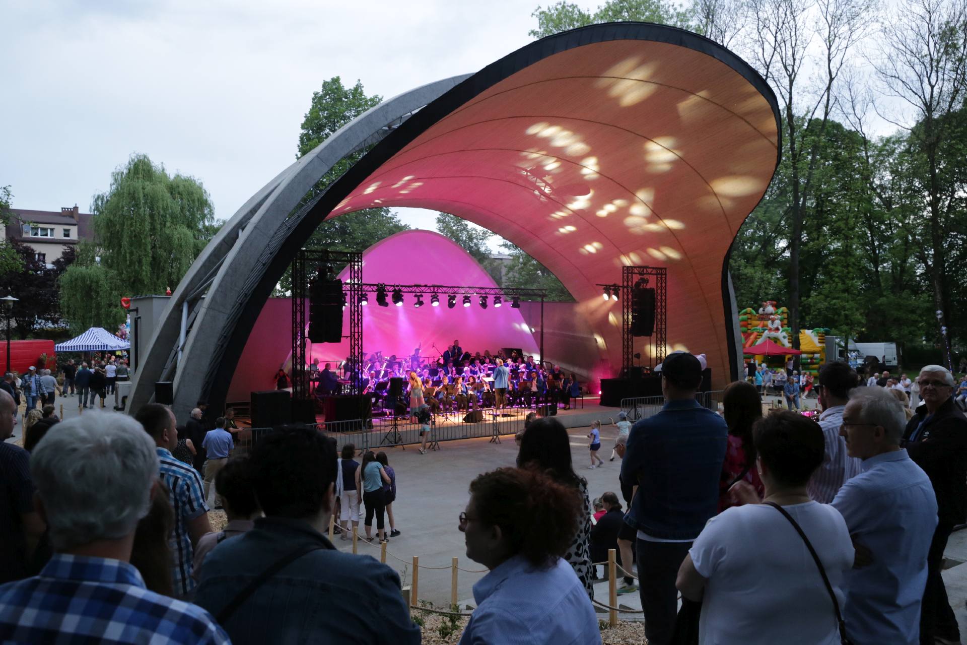 Nowa muszla koncertowa wraz z amfiteatrem w niedobczyckim parku im. H. Czempiela. Zdj. Wacław Troszka