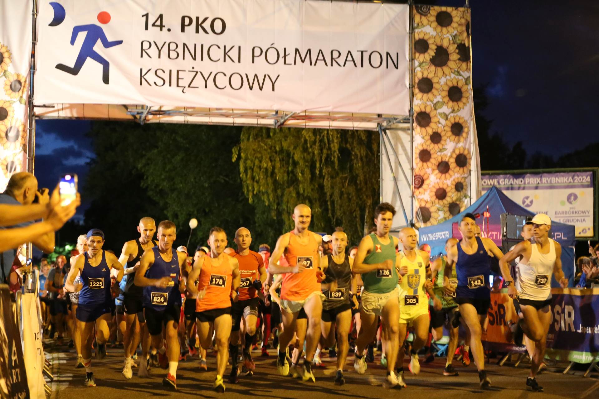 Start - początek rywalizacji. Faworyci na czele, od lewej: drugi na mecie Mateusz Pawełczak (nr 824), Marcin Ciepłak (nr 126) i Mateusz Mrówka - pierwszy z lewej (nr 737) Zdj. Wacław Troszka