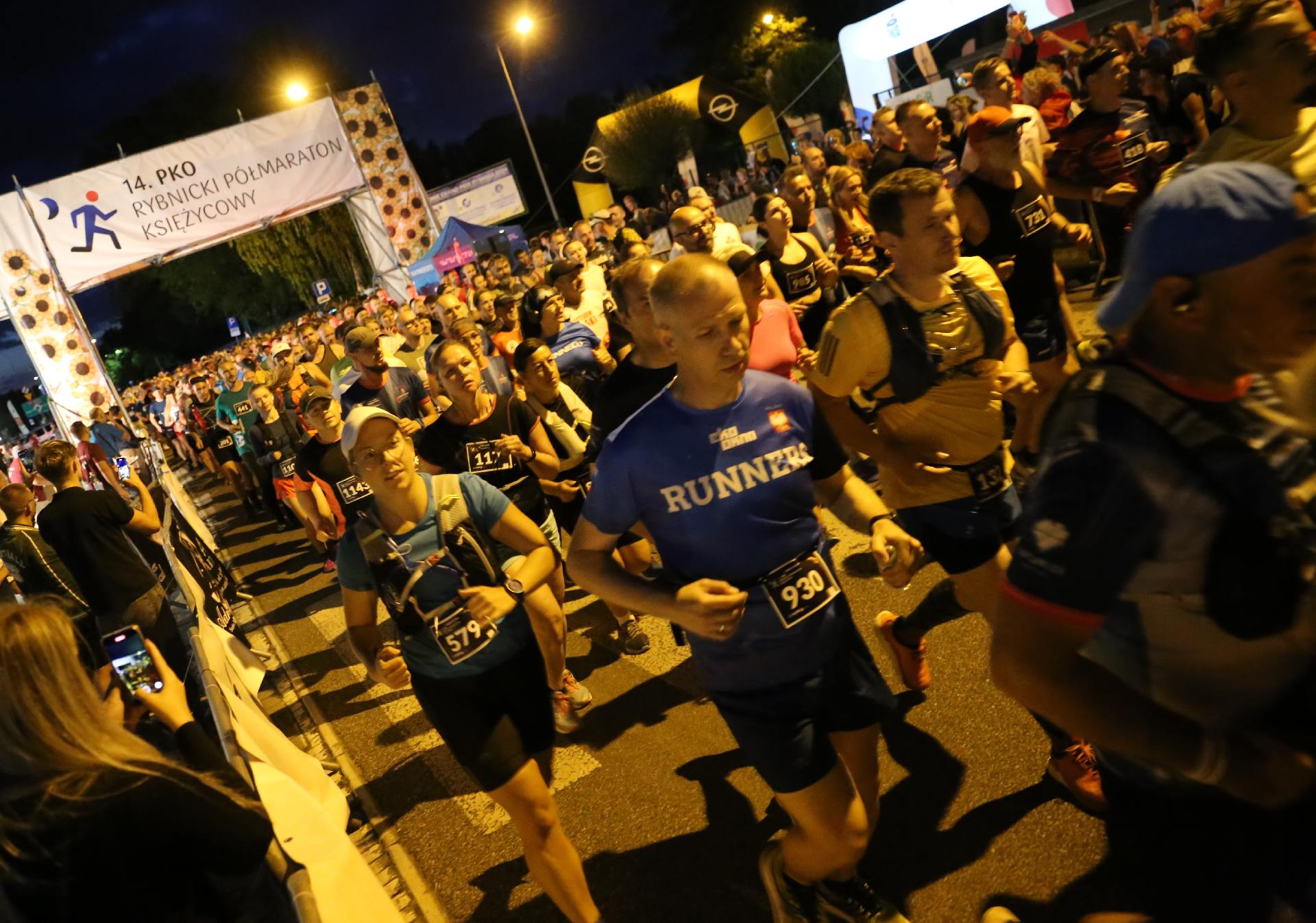 W sobotnio-niedzielnym 14 Rybnickim Półmaratonie Księżycowym wzięło wczorajudział blisko 1200 niegaczy Zdj. Wacław Troszka