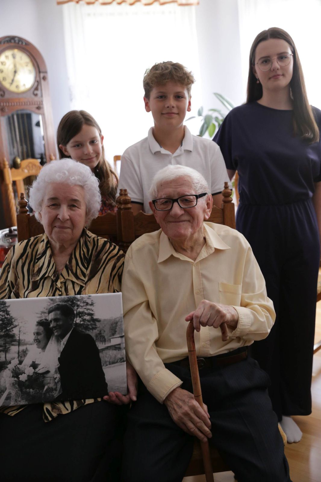 Świętujący 70. rocznicę ślubu Anna i Paweł Gamoniowie ze swoimi prawnukami. Zdj. Wacław Troszka 