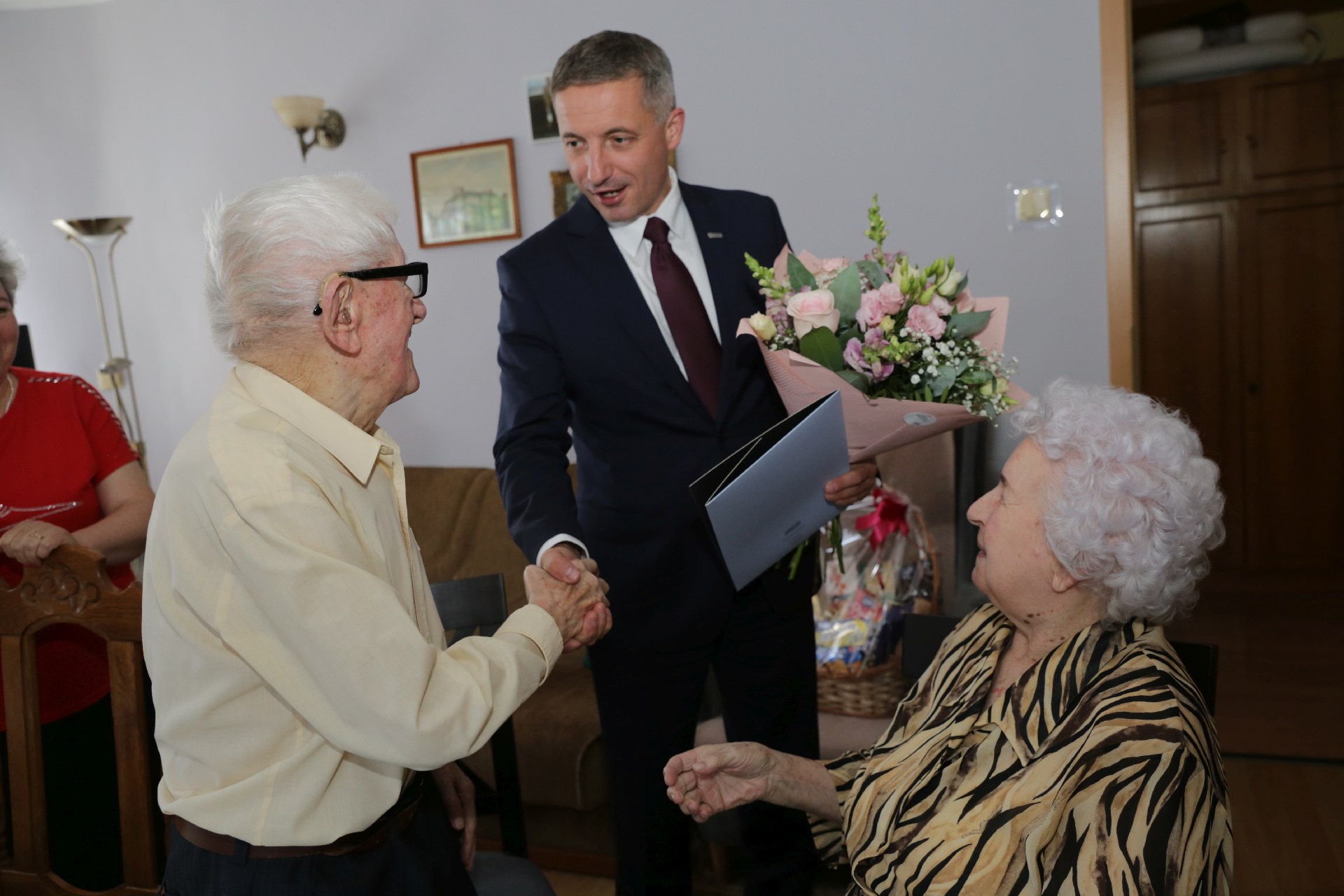 Prezydent Piotr Kuczera życzył małżonkom z Zamysłowa kolejnych rocznic i umówił się z panem Pawłem na kolejną wizytę z okazji jego 100. urodzin. Zdj. Wacław Troszka