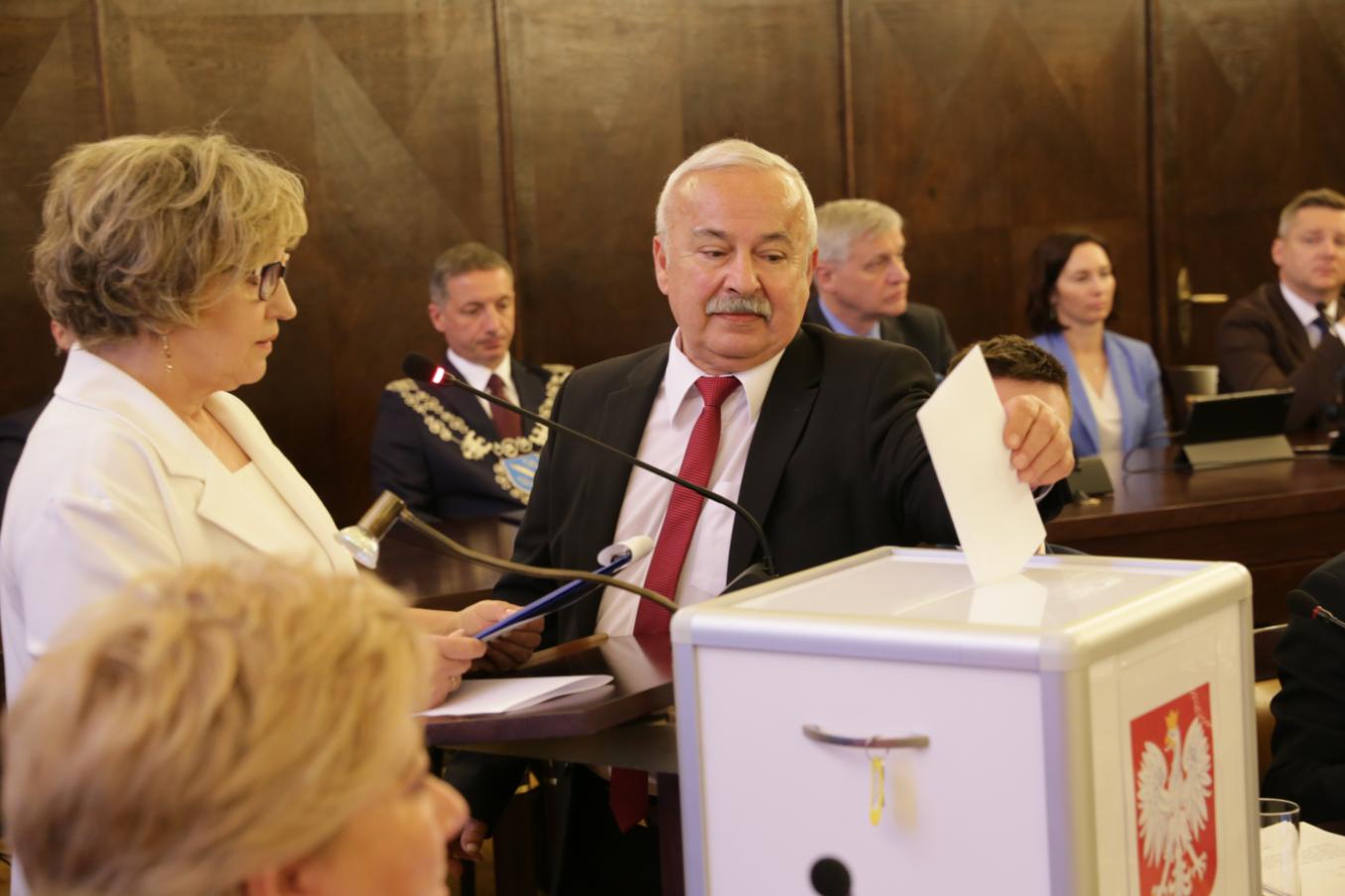 Małgorzata Piaskowy, szefowa klubu radnych WDR i Franciszek Kurpanik - nowy szef klubu radnych KO odczytali stanowiska, zapowiadając, głosowanie 