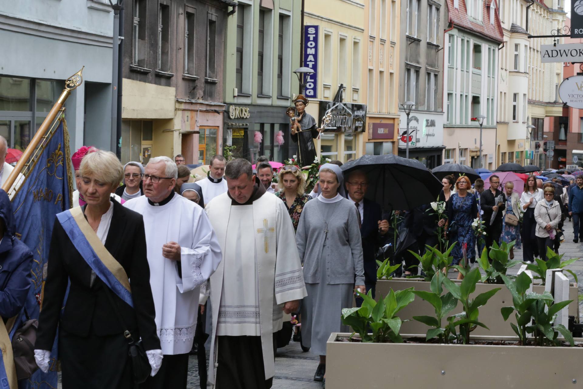 Ulicami Rybnik przeszła dzisiaj tradycyjna procesja z figurą  św. Antoniego, który jest jego oficjalnym patronem Zdj. Wacław Troszka
