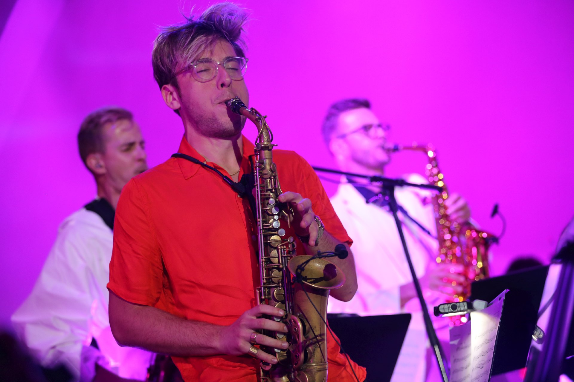 Jedną z rybnickich gwiazd koncertu był saksofonista jazzowy Kuba Więcek. Na drugim planie Karol Gola i Artur Motyka Zdj. Wacław Troszka 