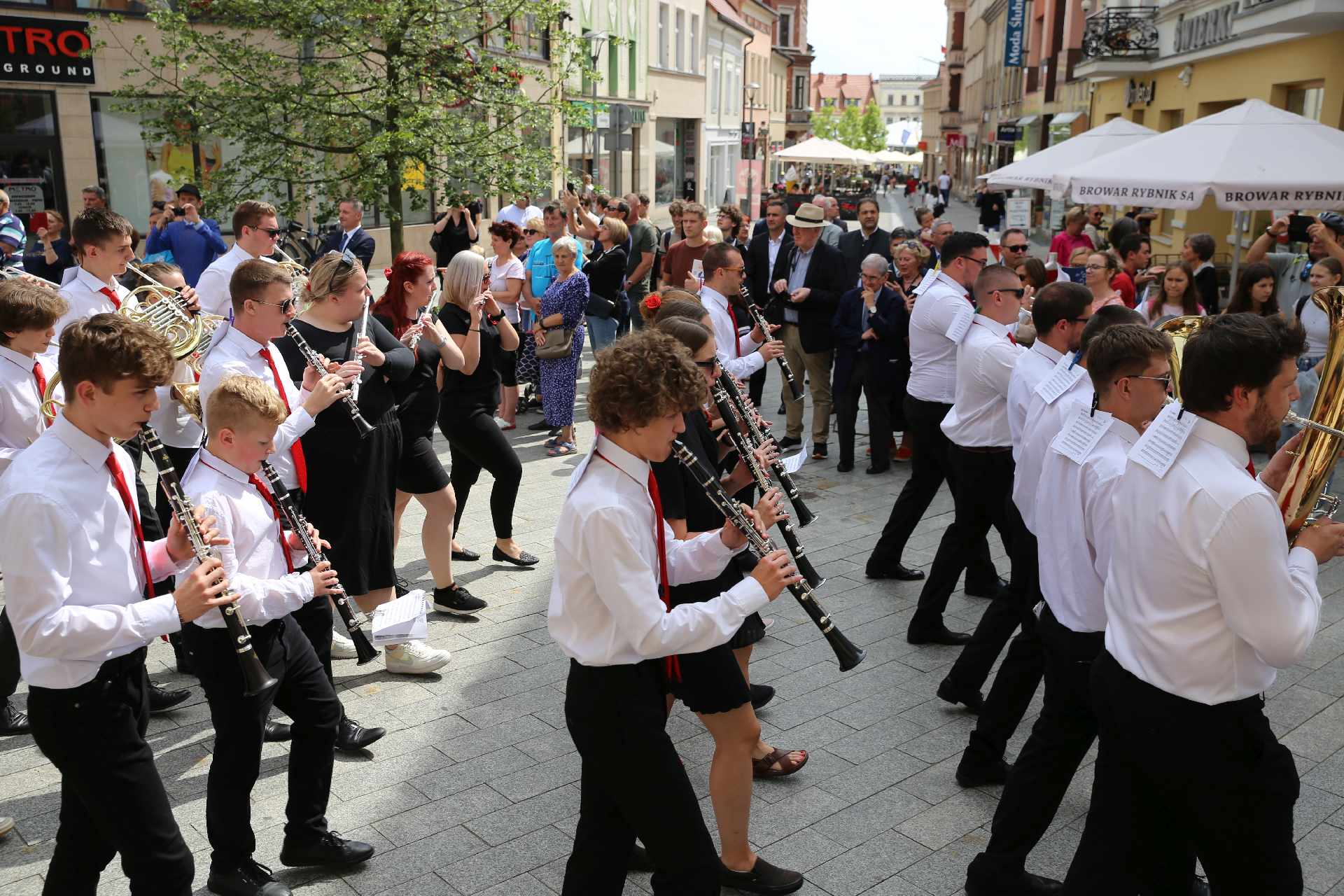Przejście orkiestr dętych i formacji mażoretek ulicami śródmieścia na rynek to od lat najcbardziej widowiskowa część festiwalu 