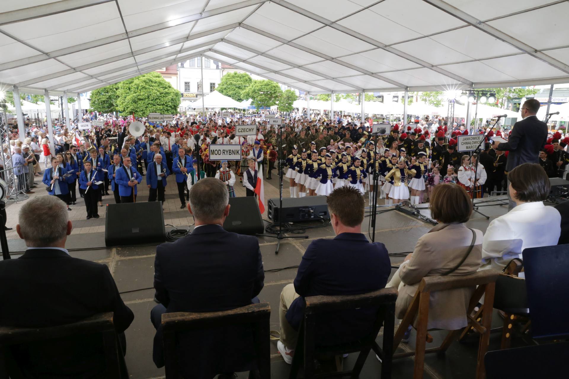 Oficjalne rozpoczęcie festiwalu orkiestr dętych odbyło się na rybnickim rynku, gdzie w obawie przed deszcze ustawiono wielki namiot Zdj. Waclaw Troszka