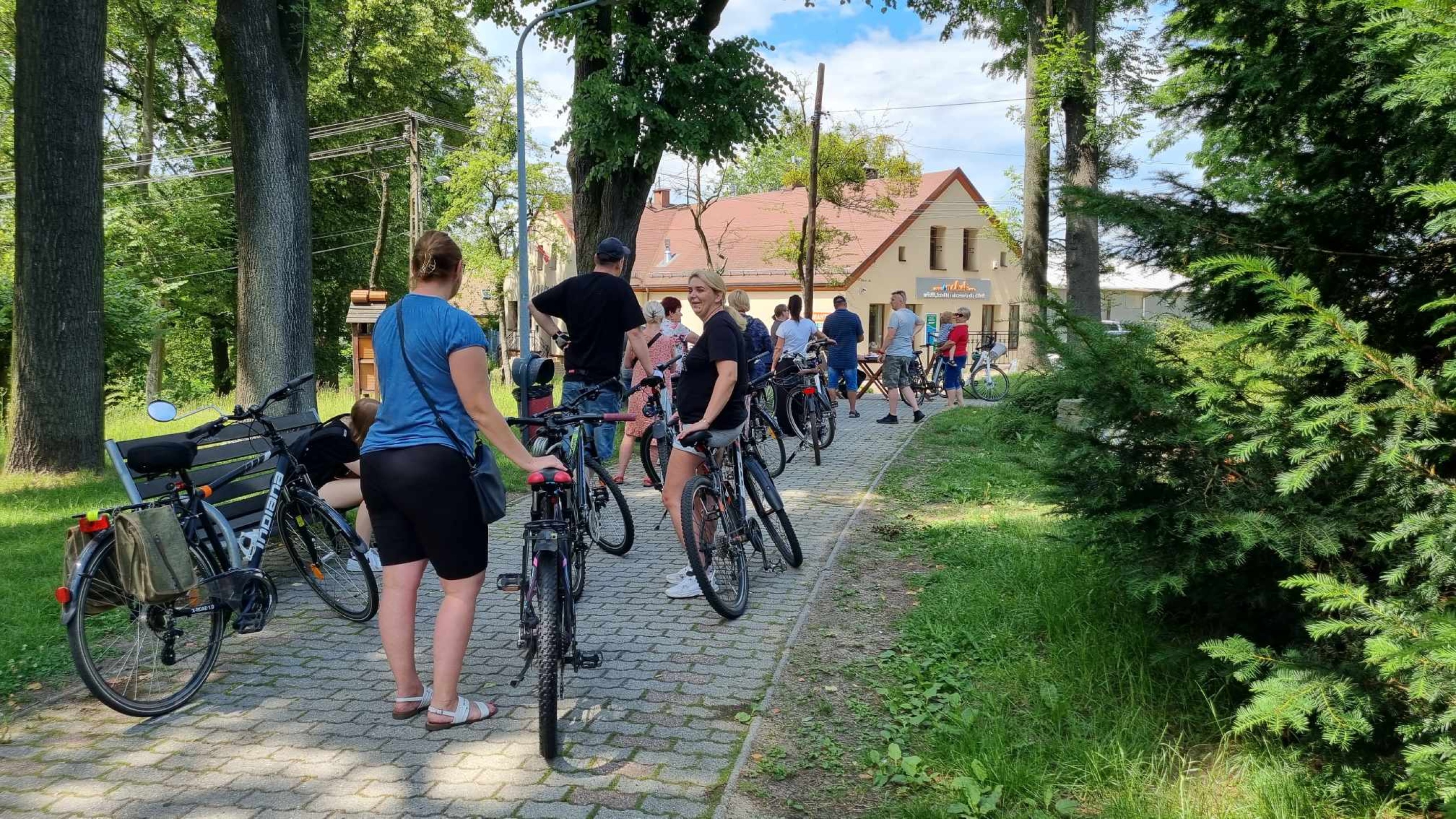 Długa kolejka do znakowania rowerów w Boguszowicach.