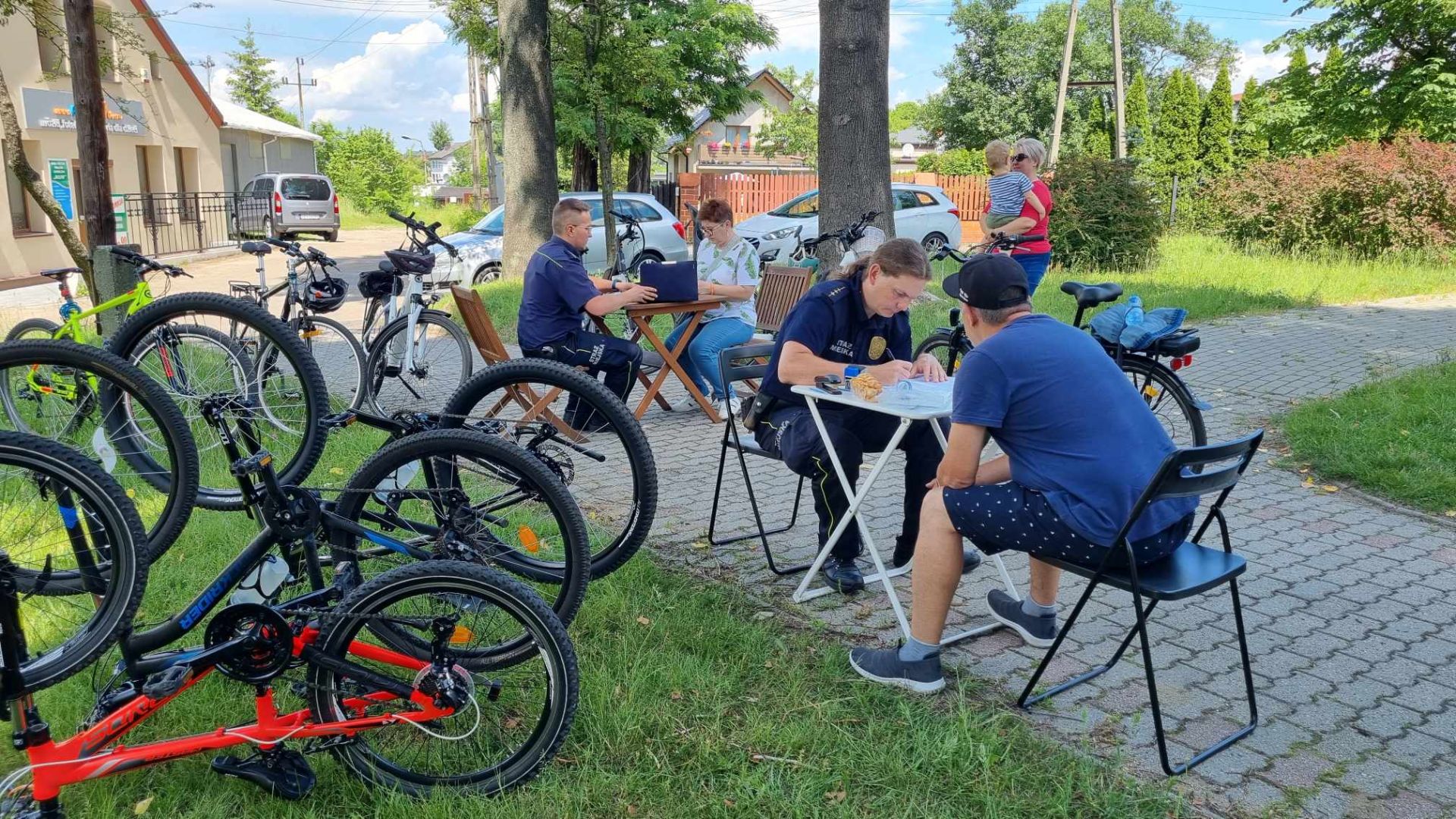 Strażnicy znakowali rowery na miejscu, w parku Św. Wawrzyńca.