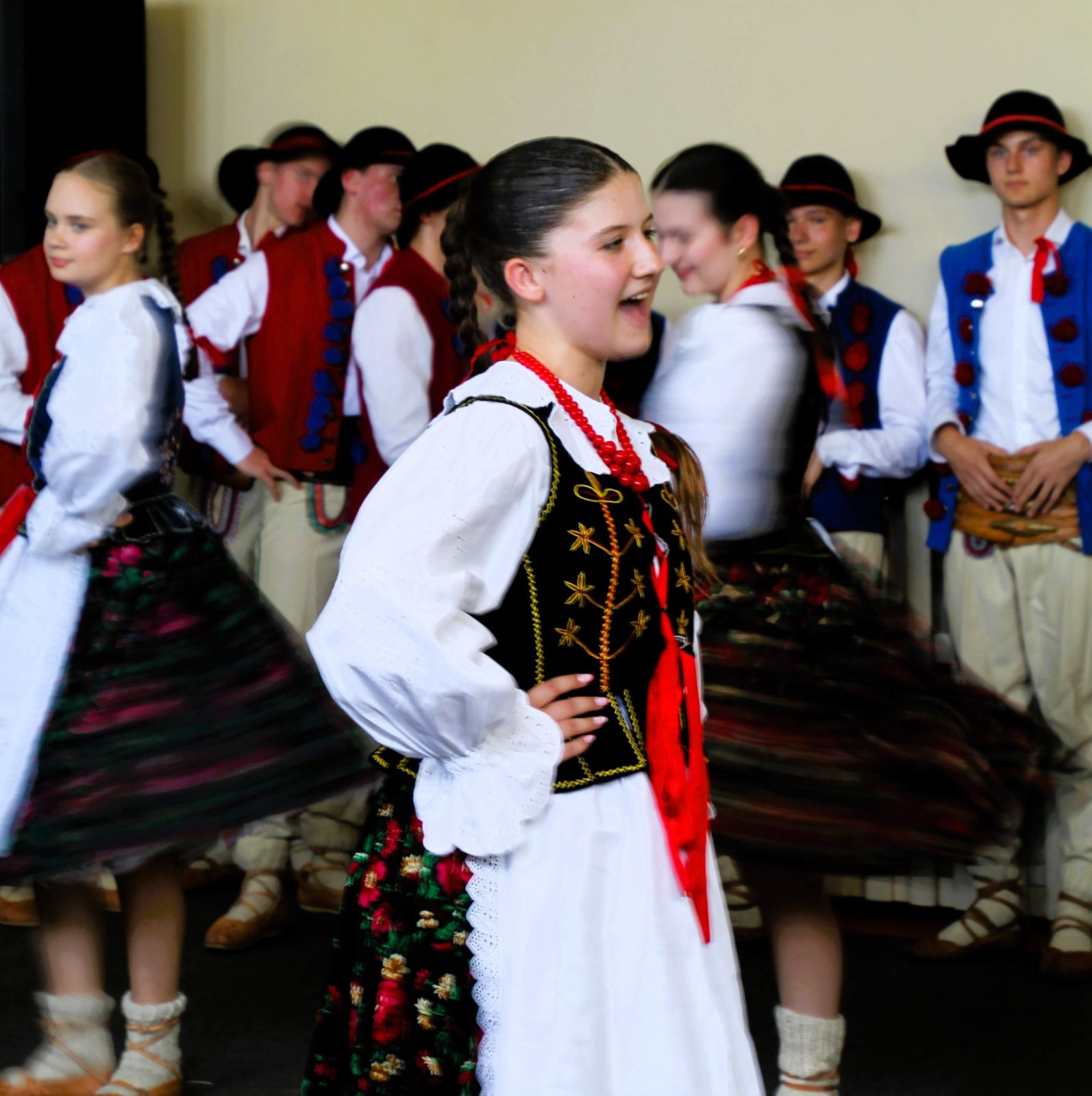 Dzięki tegorocznej współpracy z Zespołem Edukacyjno- Artystycznym „Przygoda”, udało się urozmaicić część artystyczną, w której uczniowie, a także ich rodzice mieli okazję zapoznać się z tańcem ludowym oraz polskim folklorem.
