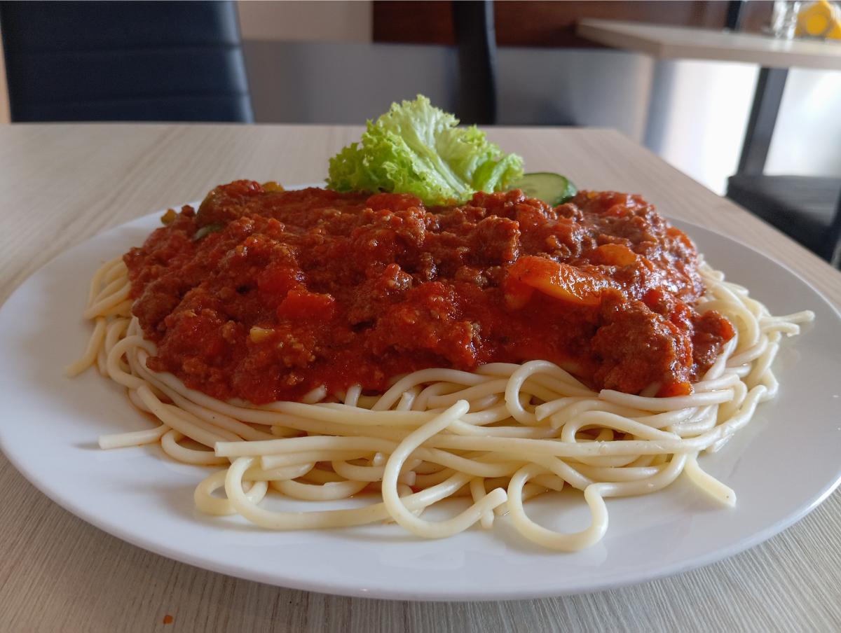 Spaghetti bolognese z solidną porcją sosu. Zdj. Tomek Dawidziuk