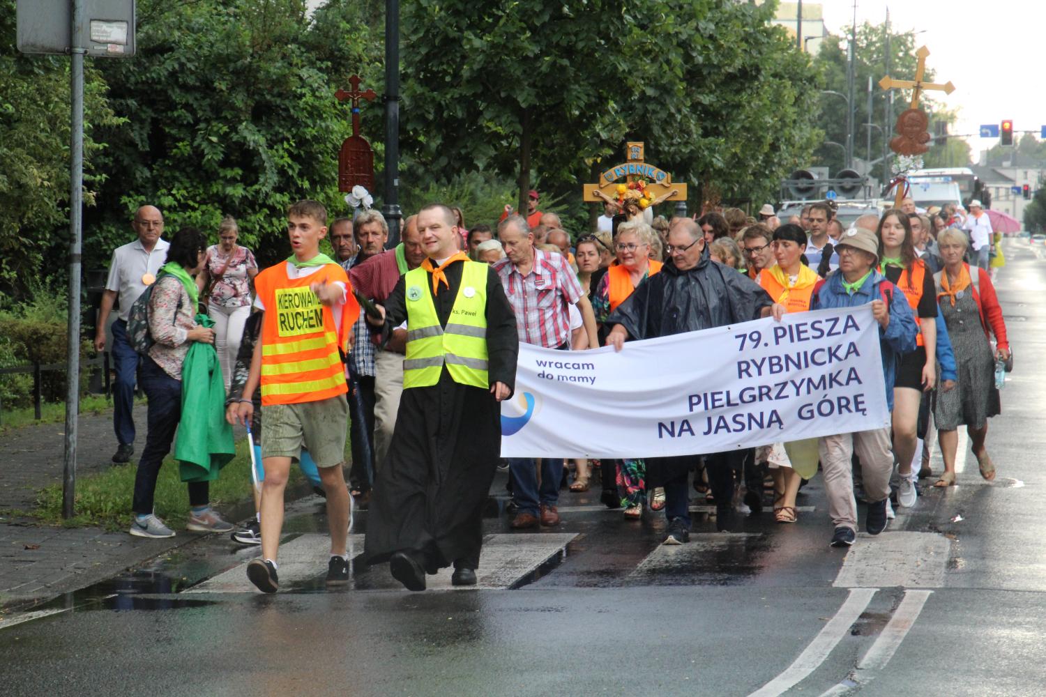 Rybniccy pielgrzymi na ostatniej prostej, z dworca PKP. Jeszcze tylko pożegnanie w Antoniczku i 79. piesza rybnicka pielgrzymka na Jasną Górę przejdzie do historii. Zdj. (S)