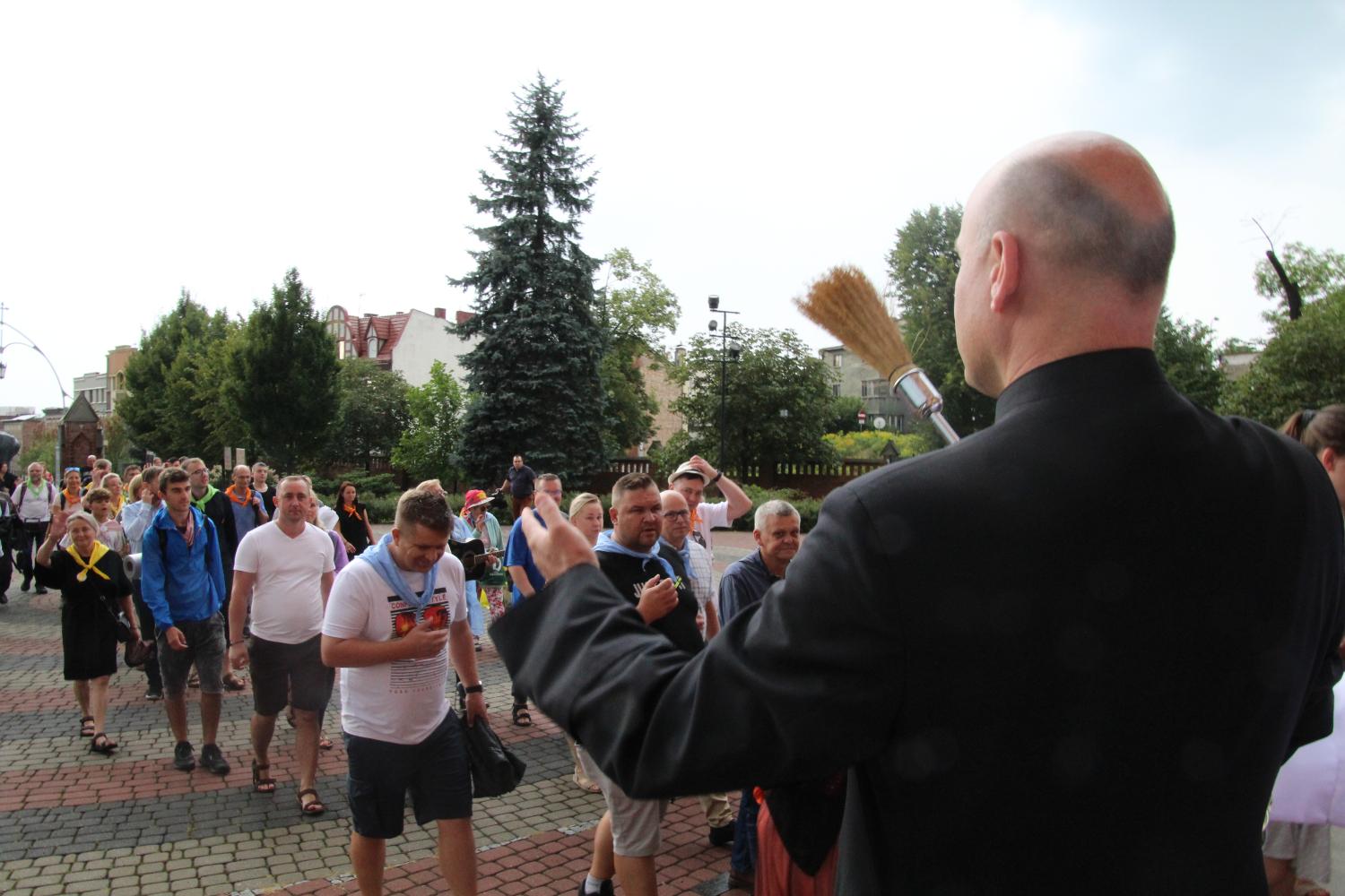 Pielgrzymów pokropił nie tylko deszcz... Zdj. (S)