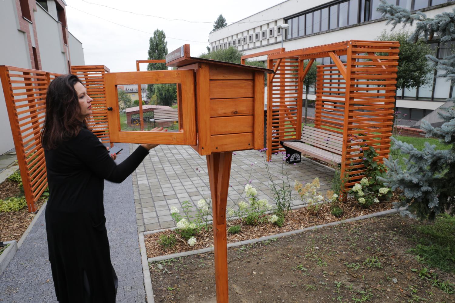 W plenerowej biblioteczce, która stanęła na Placyku Książki, znajdują się książki dla dorosłych i dzieci. Zdj. Wacław Troszka